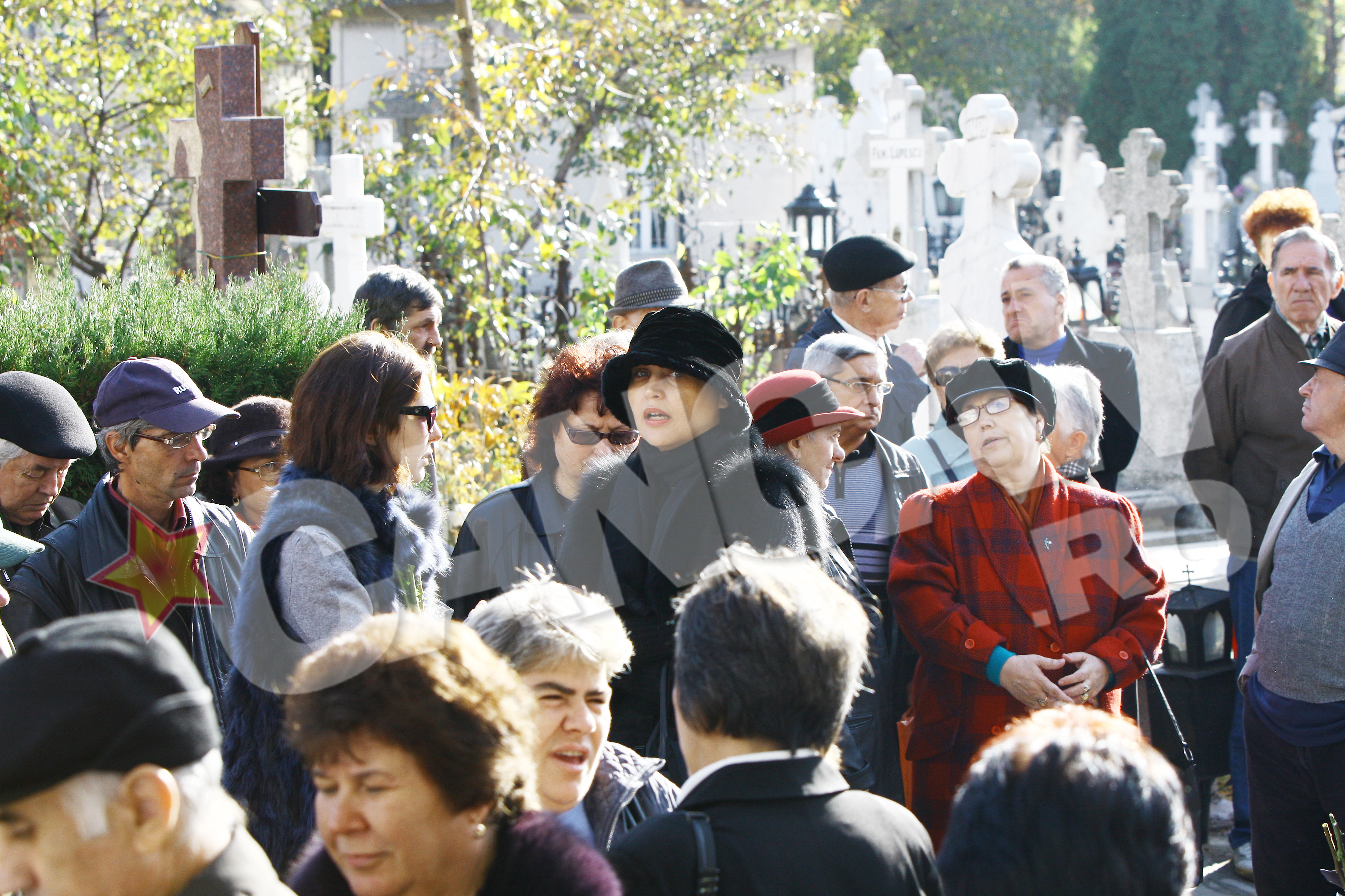 Daniela Nane a trecut aproape neobservata din cauza unei tinute sobre. Sub palaria neagra, actrita a ascuns un chip ravasit de durere.
