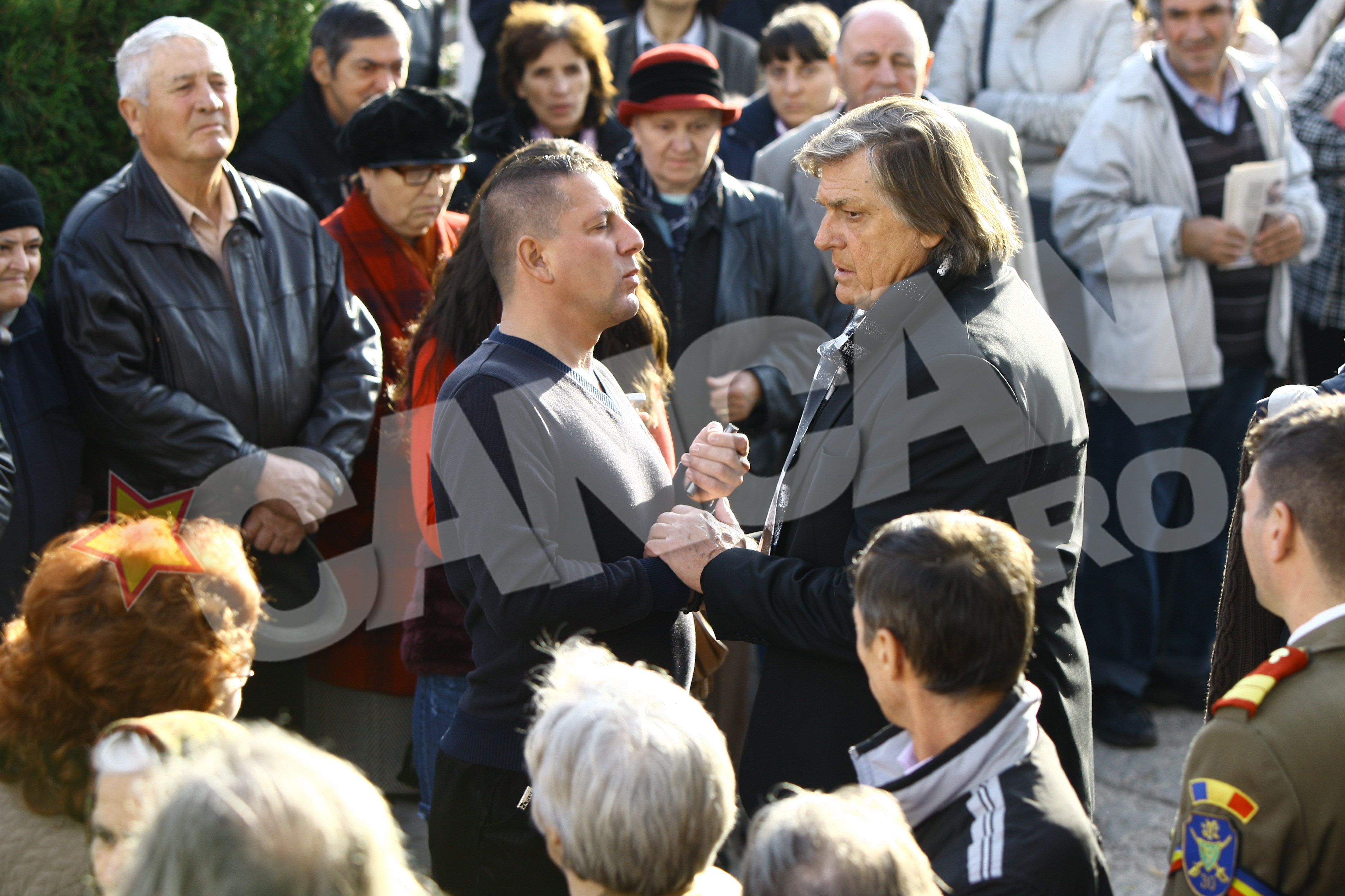 Pe parcursul funerariilor, Costin Marculescu l-a consolat pe maestrul Florin Piersic