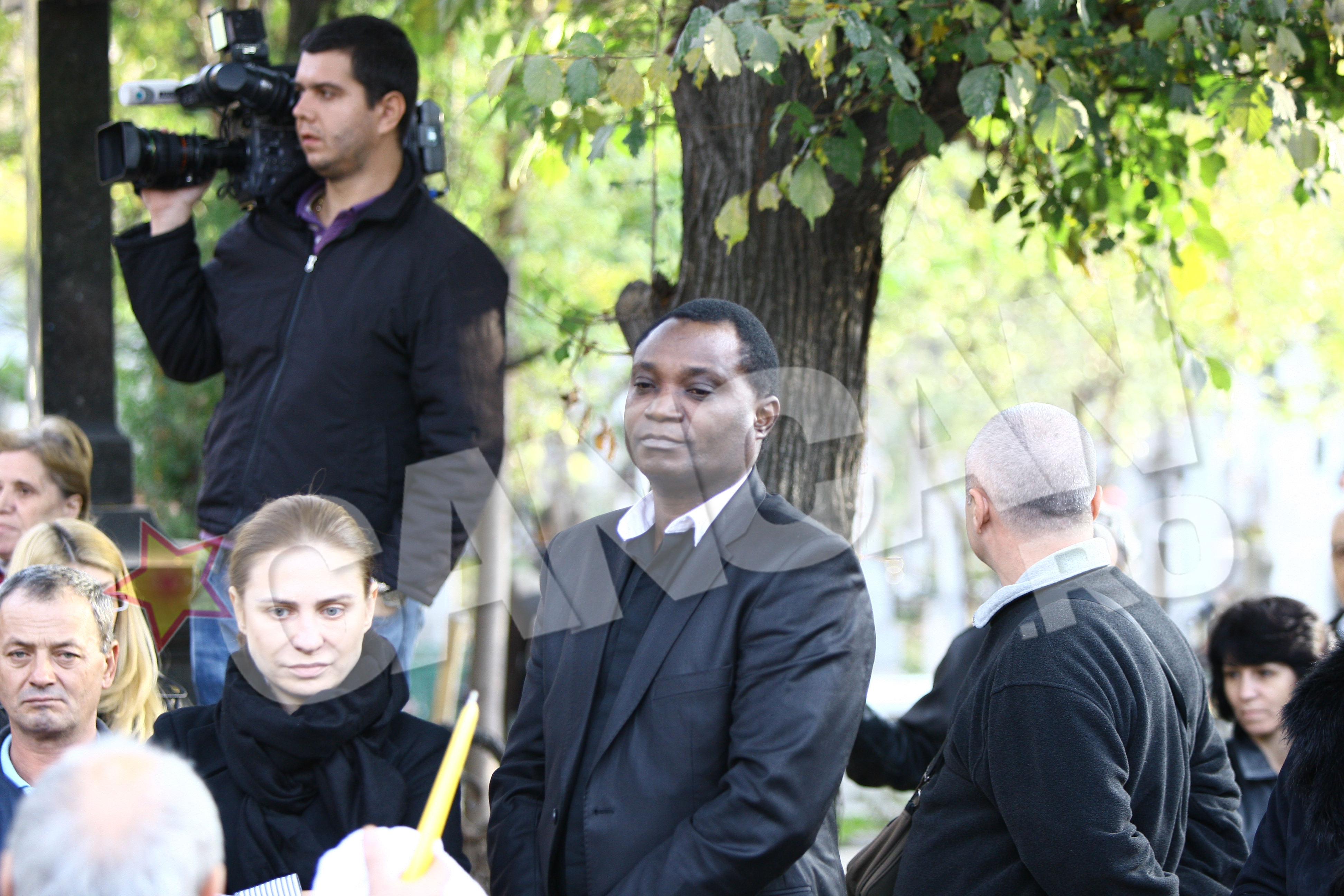 Actorul din grupul “Voua”, Victor Yila, a fost tot timpul alaturi de familia lui Iurie Darie. Acum priveste neputincios la o durere fara margini