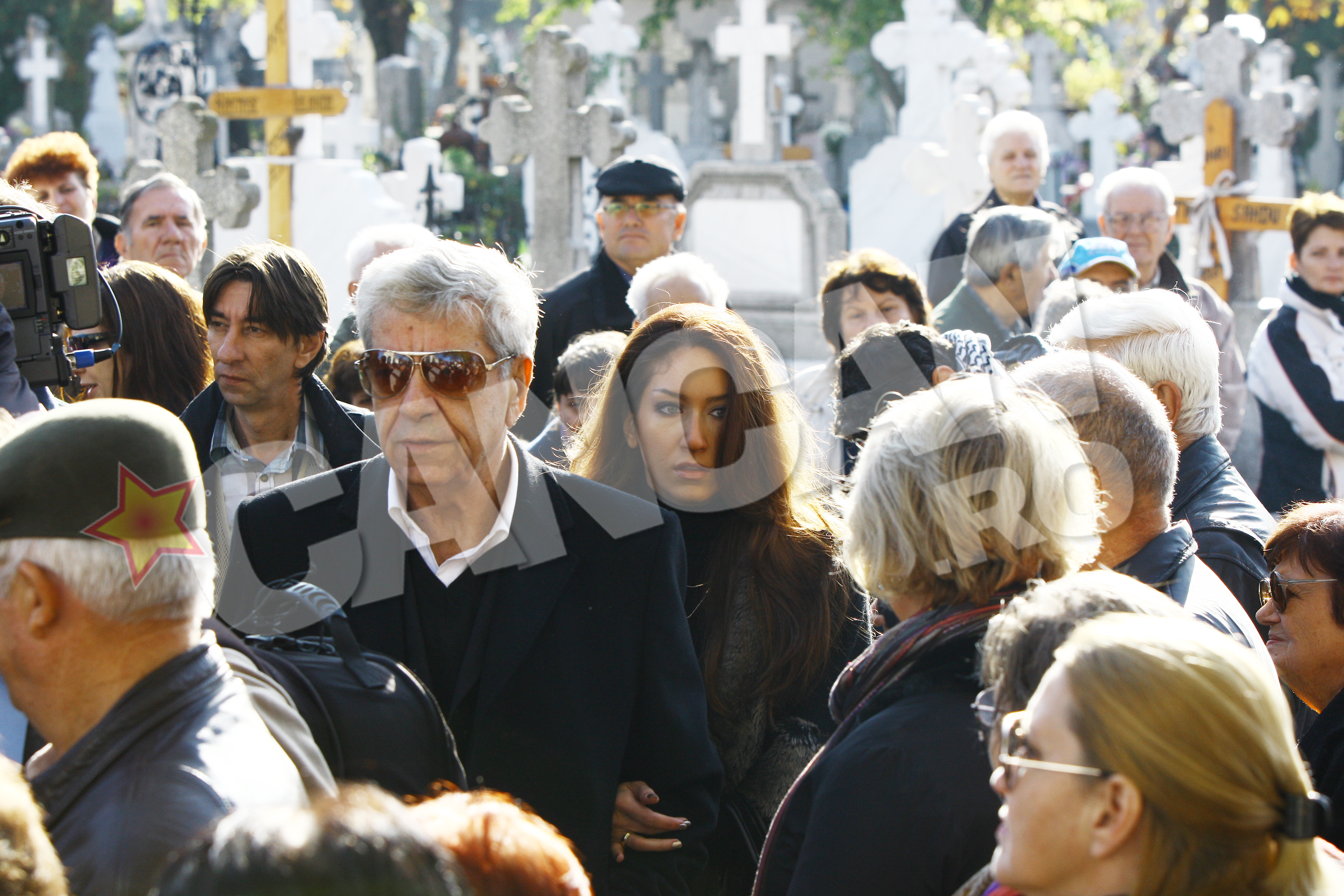 Ion Dichiseanu a venit la ceremonie insotit de fiica lui, Ioana, care i-a fost sprijin in aceste momente grele