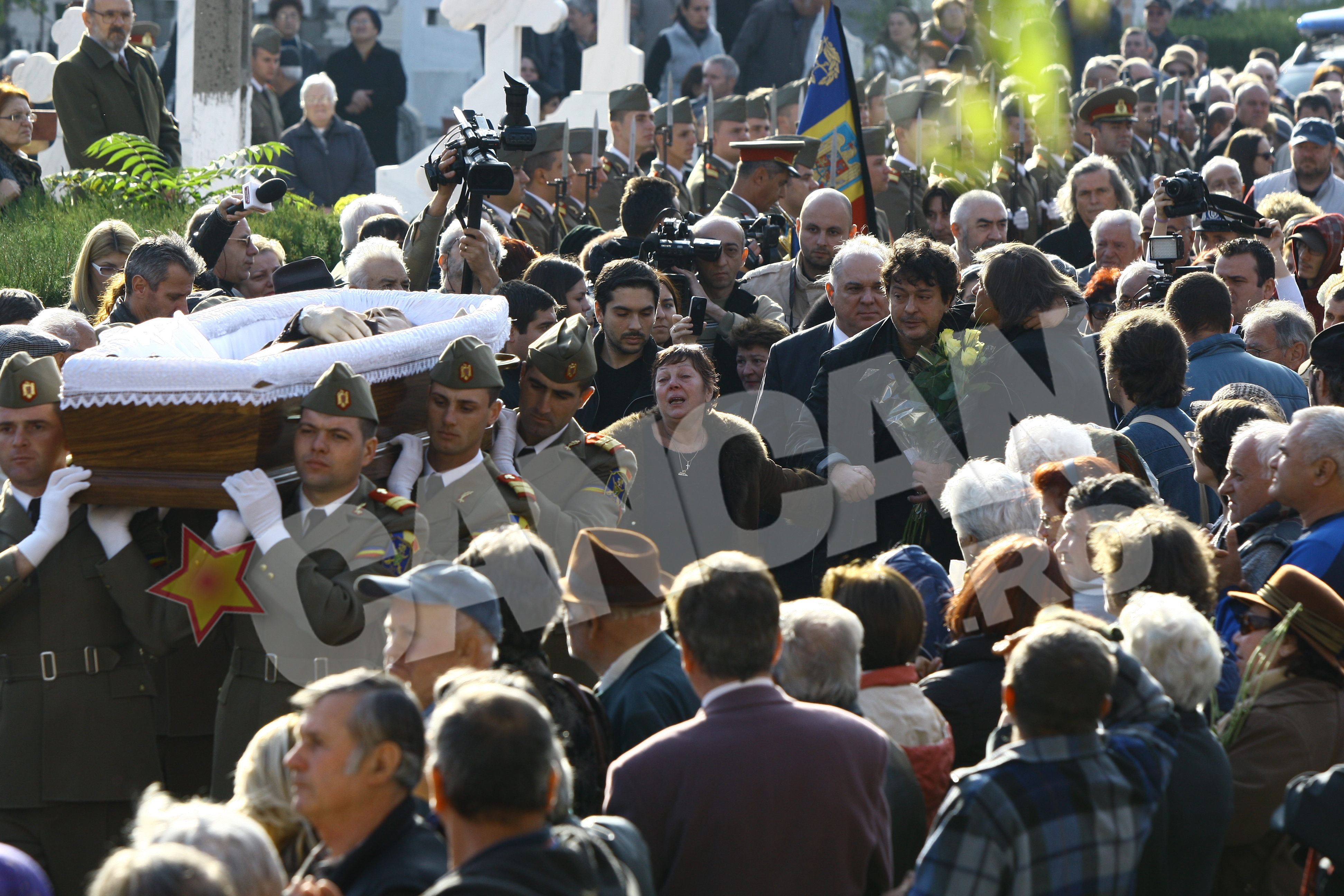 Cu cearcane adanci si macinata de durere, Anca Pandrea a fost sprijinita tot timpul de fiul regretatului actor, Alexandru Darie, si de Florin Piersic