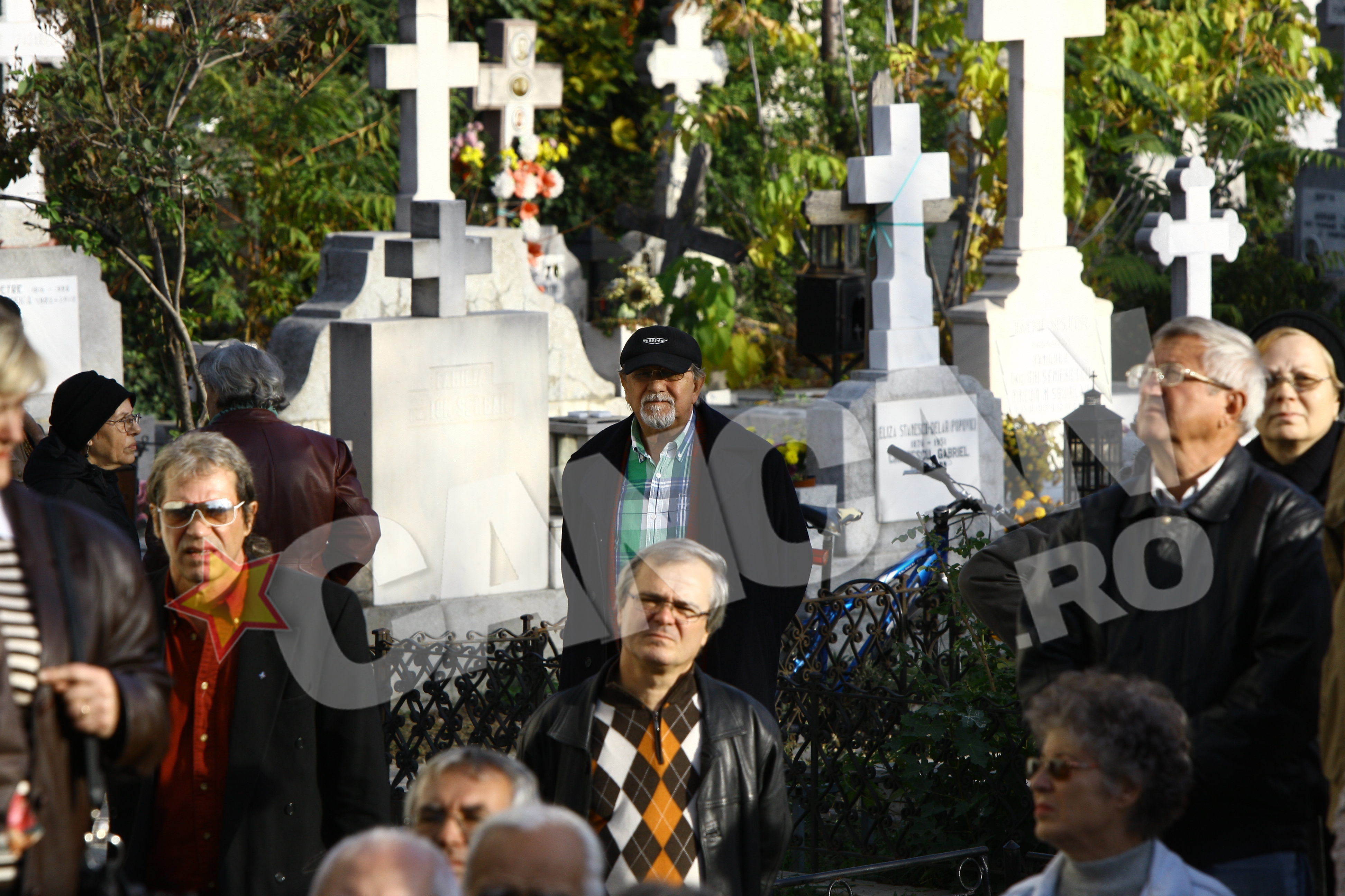 Sebastian Papaiani si-a ascuns lacrimile demn, departe de multimea indurerata