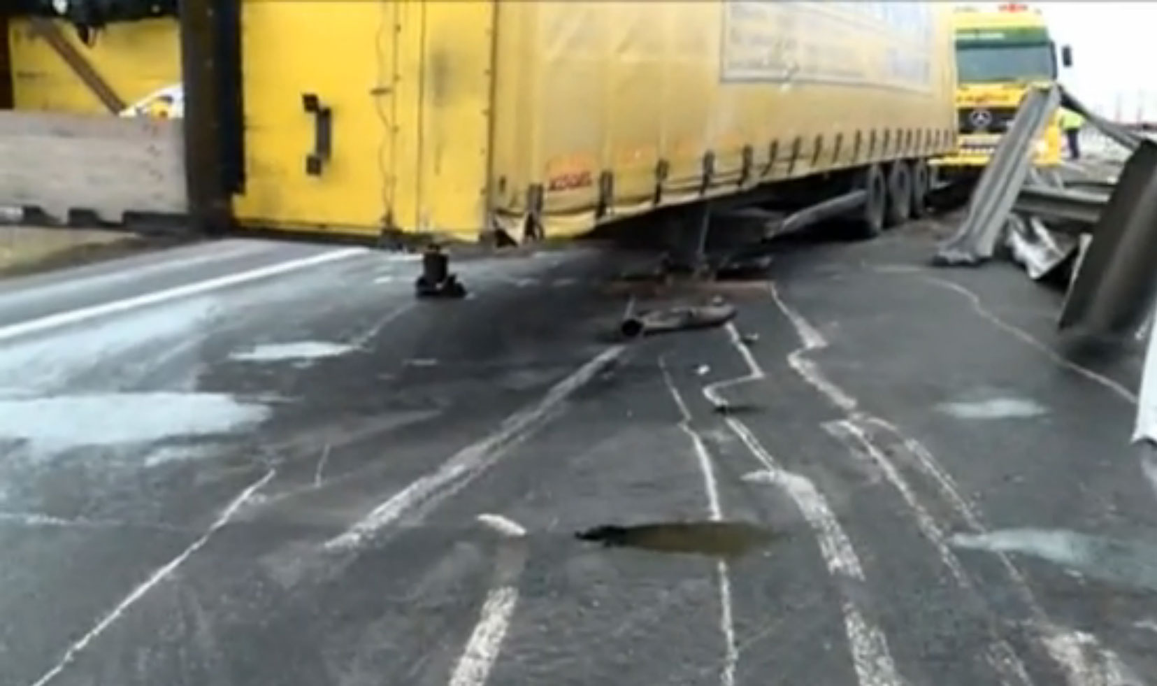 Camion rasturnat pe A1