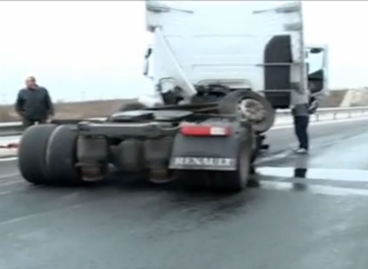 Camion rasturnat pe A1