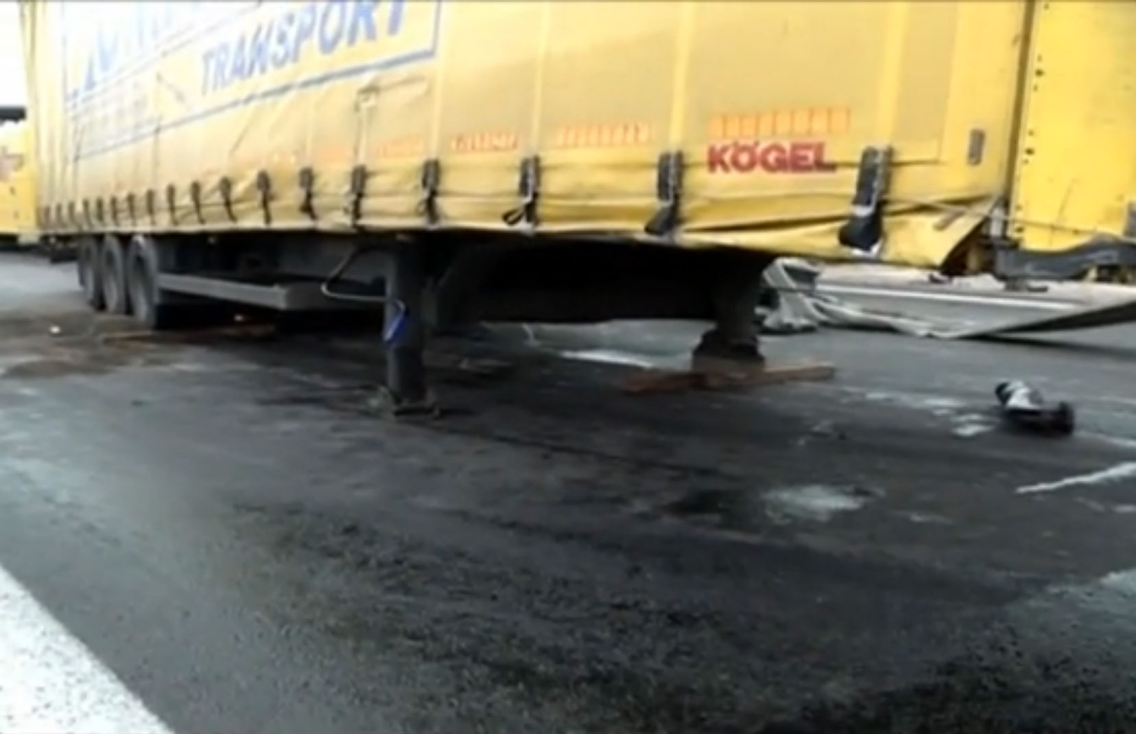 Camion rasturnat pe A1