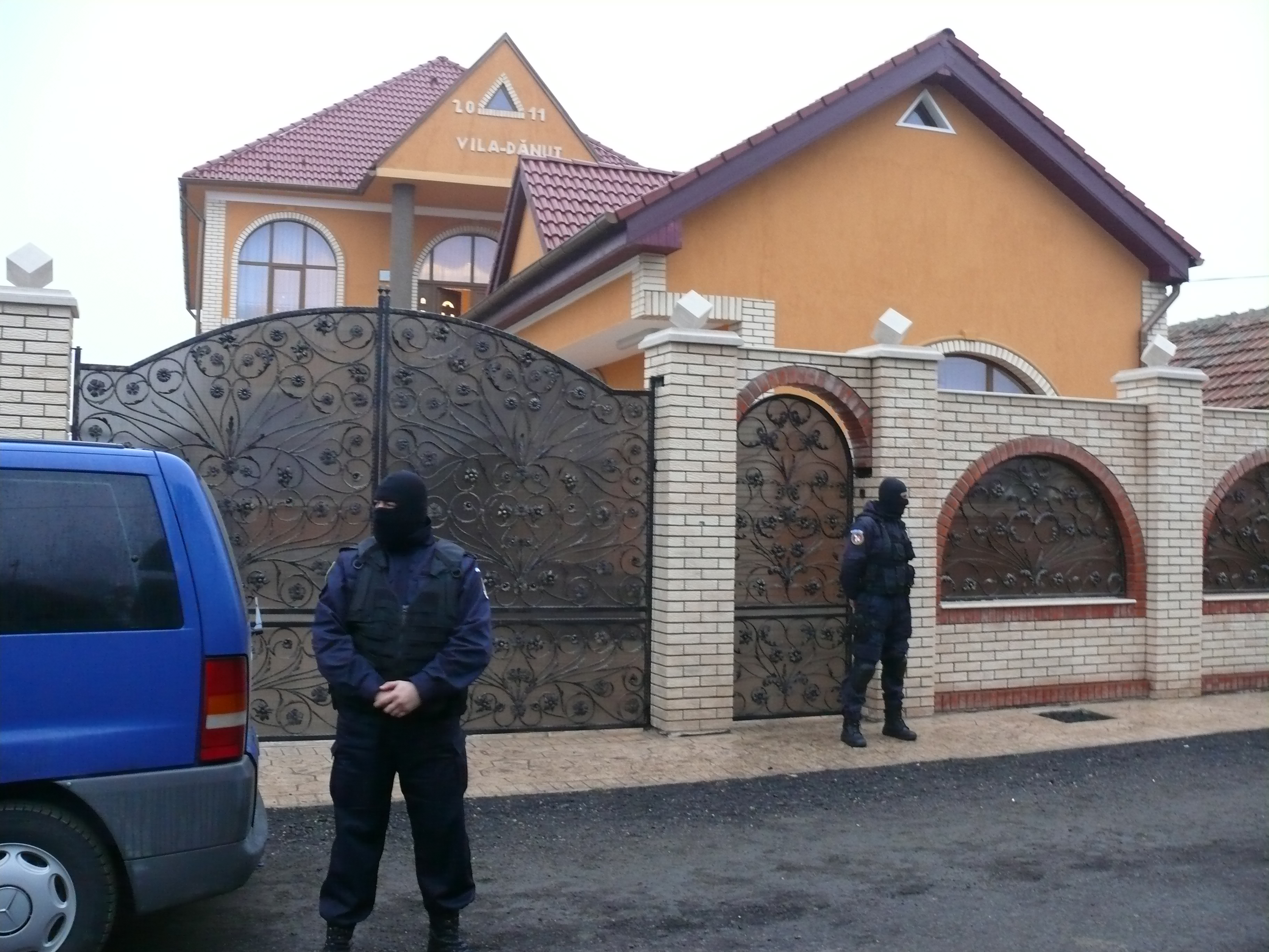 Procurorii DIICOT, percheziţii la rromii din Strahaia şi partenerii lor de afaceri - evaziune fiscală de 7,5 milioane de euro!