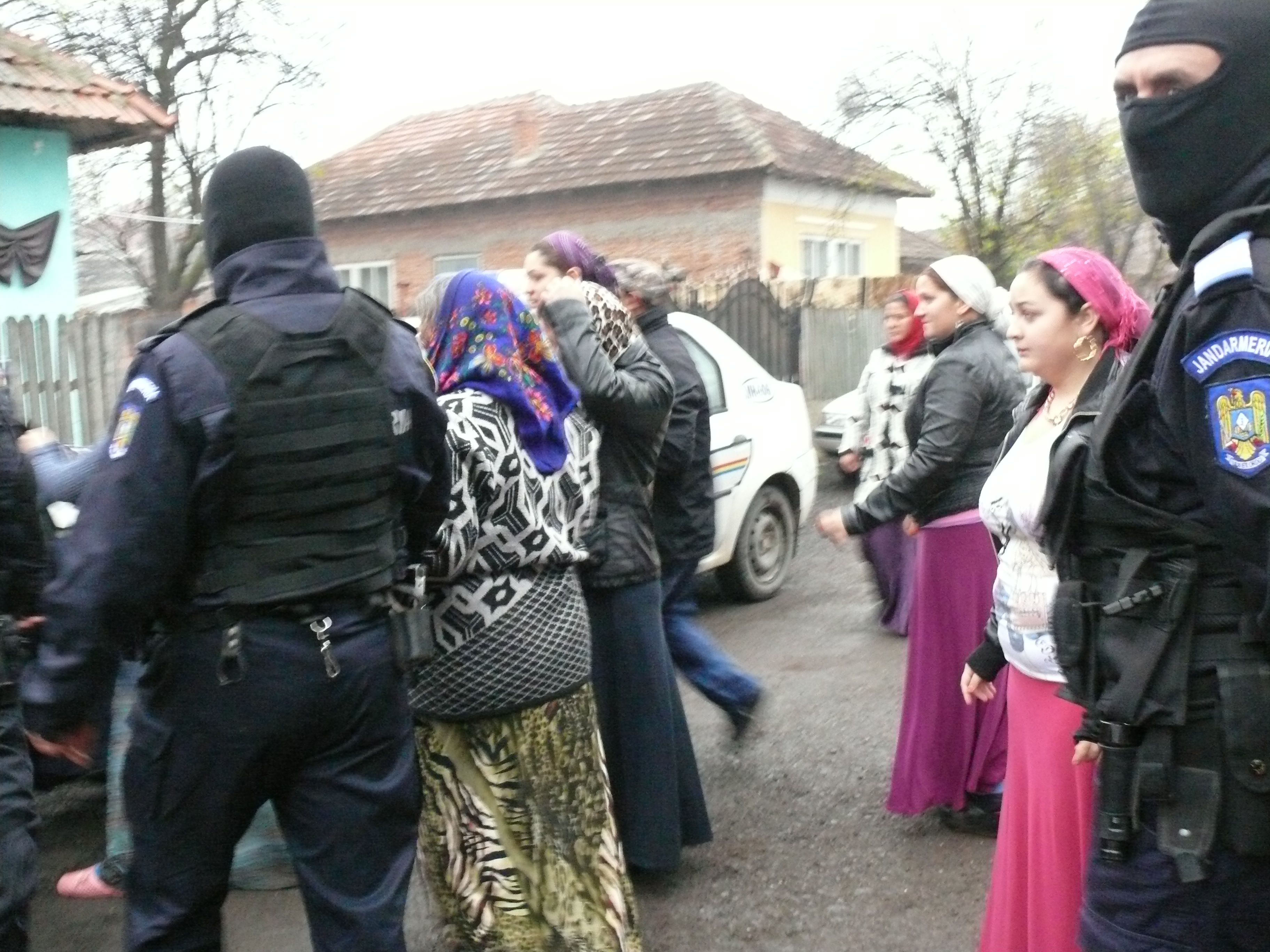 Procurorii DIICOT, percheziţii la rromii din Strahaia şi partenerii lor de afaceri - evaziune fiscală de 7,5 milioane de euro!