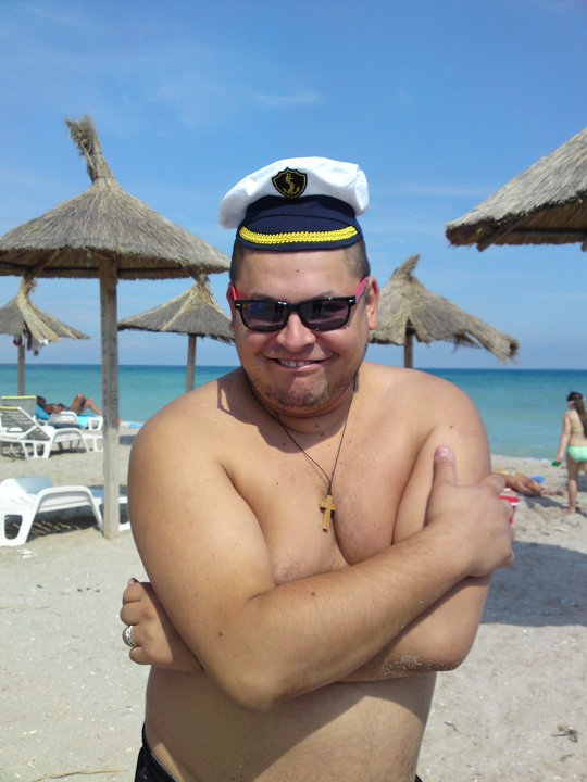 Cu ochelarii sotiei si palaria copilului si doar in slip, Bobonete si-a anuntat pe Facebook, in urma cu mai multi ani, intentia de a se apuca de stand-up comedy