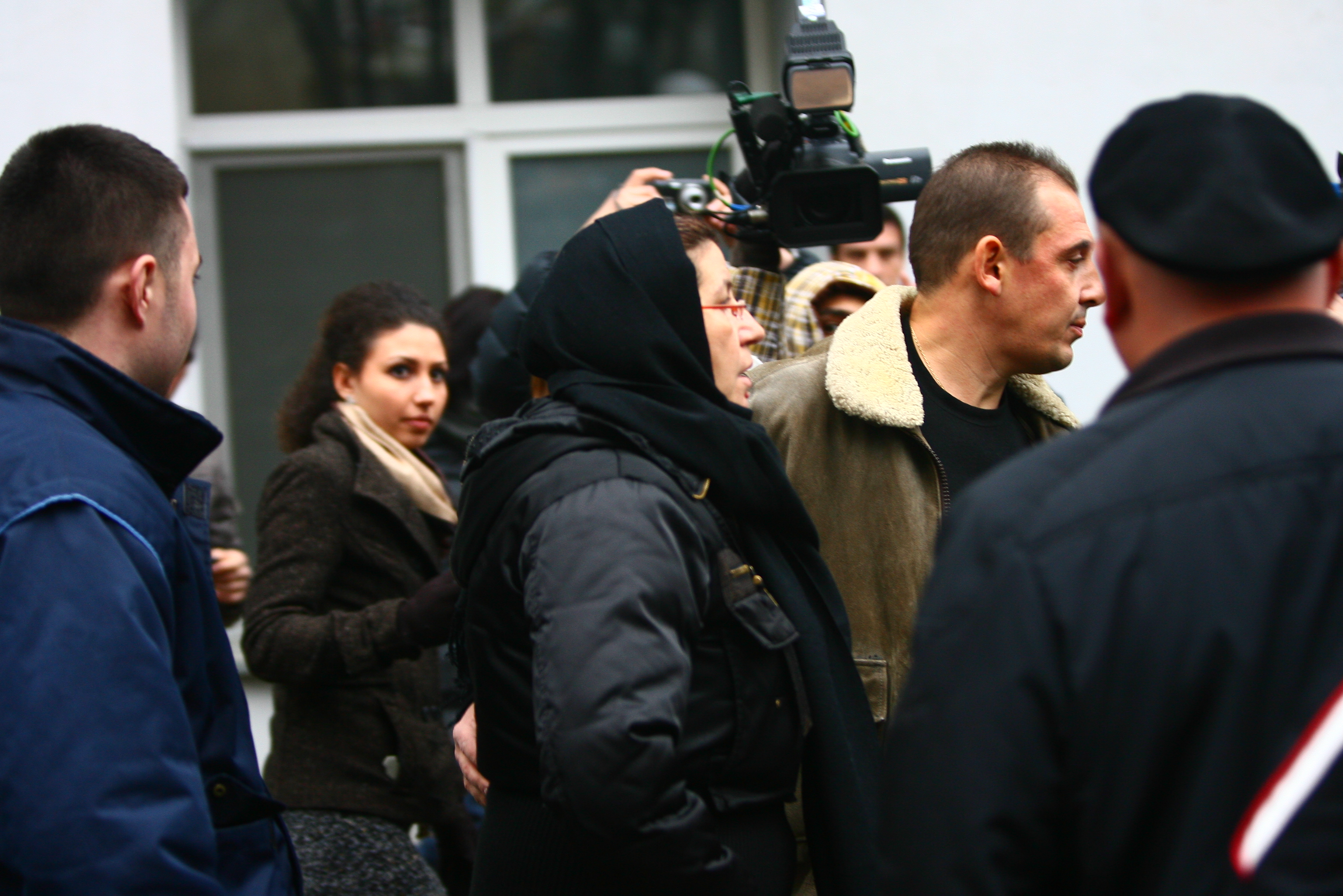 15,30 - Coboara trista in fata spitalului, inainte sa ridice trupul neinsufletit