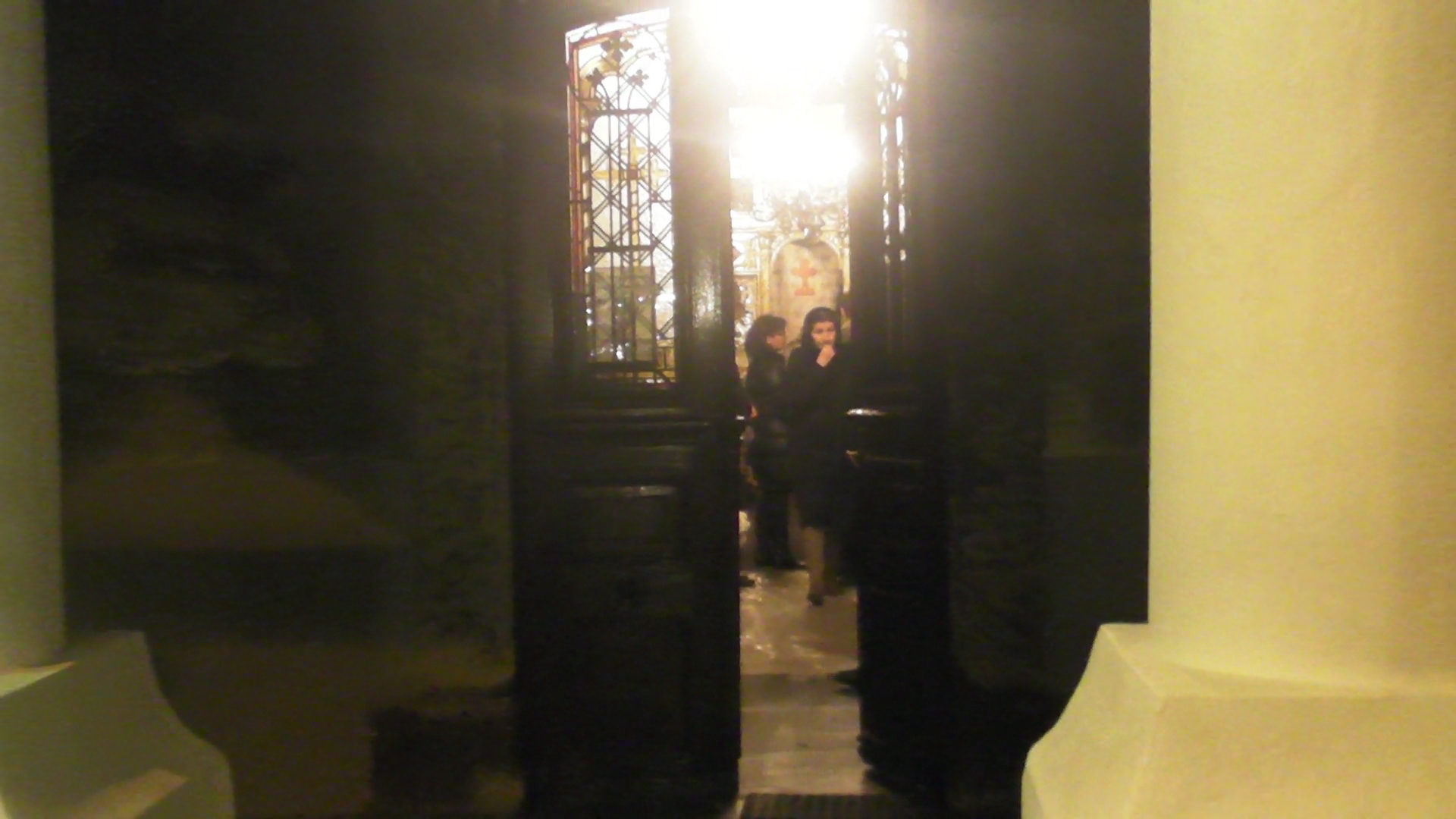 17,00 - In sfarsit, in biserica, gaseste timp sa-l planga in tihna pe barbatul pe care l-a iubit in ultimii 30 de ani