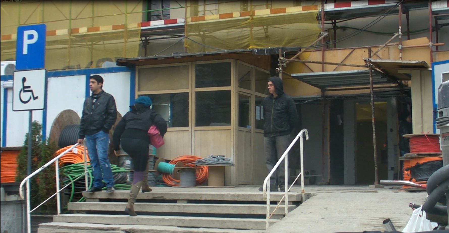 9,50 - Da o fuga pana la Teatrul National si apoi urca pana acasa, probabil pentru a-si mai strange inca o data fiul in brate