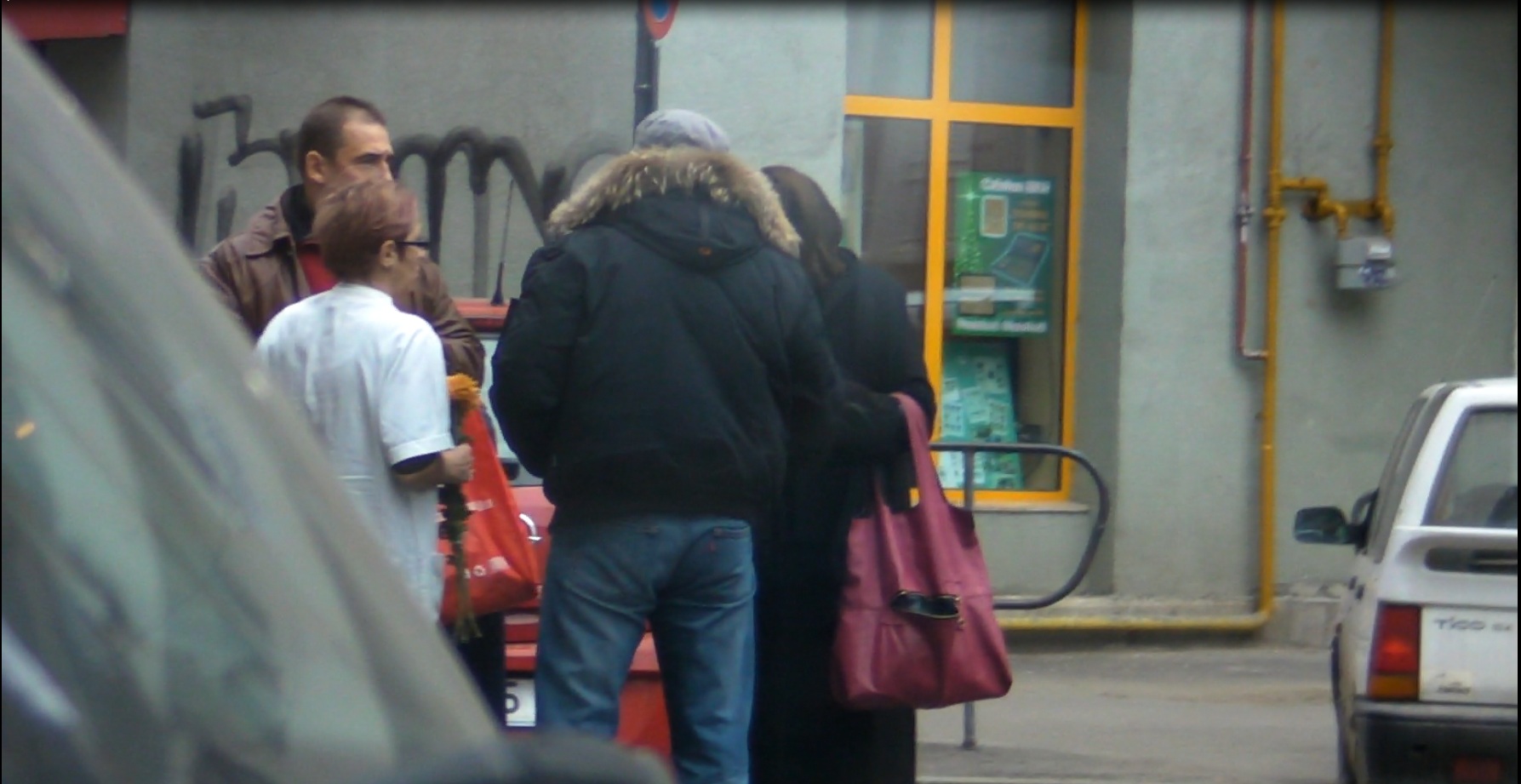 10.15 - Iese grabita din casa, unde si-a schimbat hainele cu unele mai sobre. La iesire, o cunostinta o opreste pentru a-i da cateva flori si pentru a-i transmite condoleante