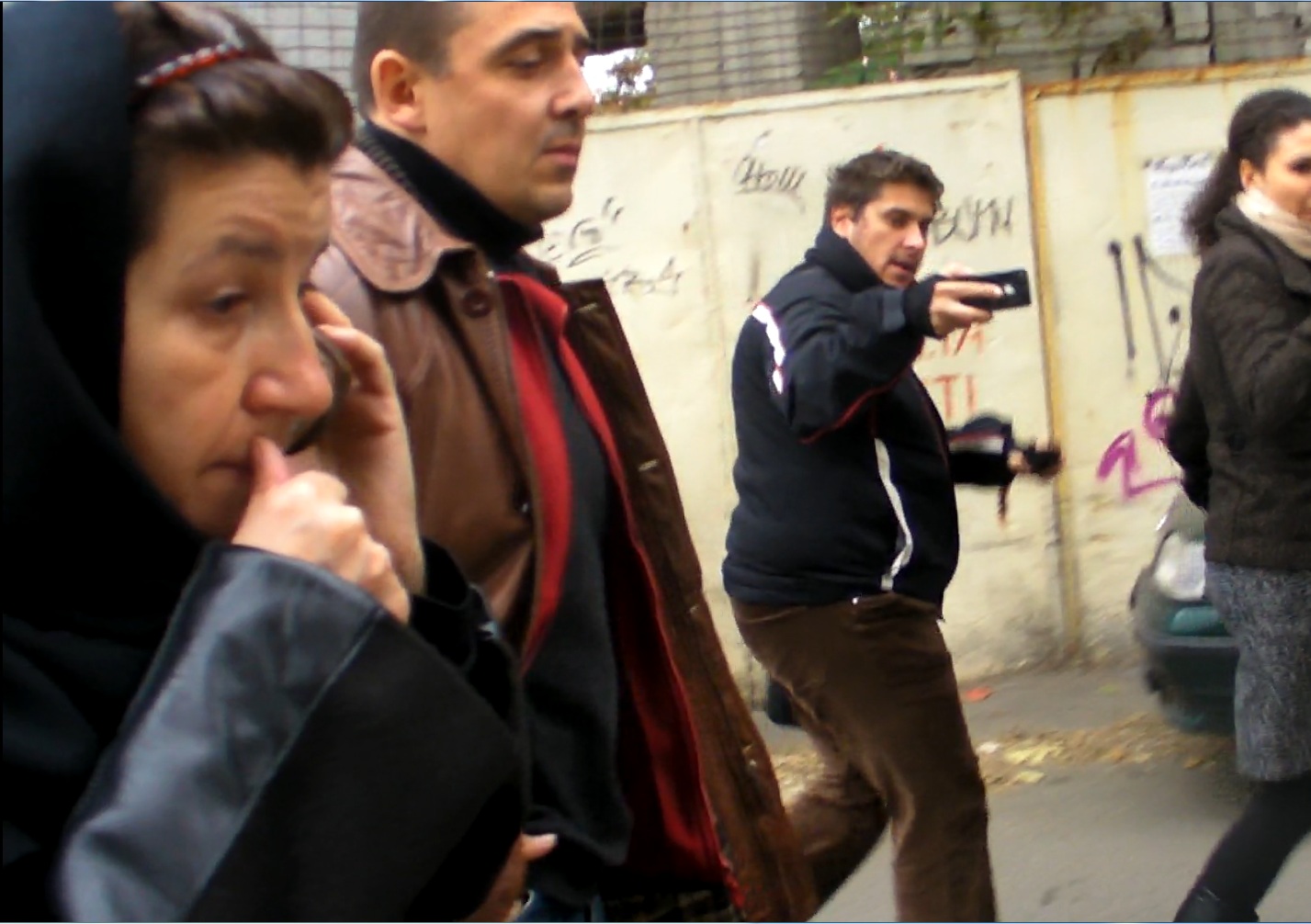 11.00 - Desfigurata de durere si de oboseala, Magda Catone ajunge la morga spitalului, unde trebuie sa se ocupe de toate formalitatile pentru a ridica trupul neinsufletit al sotului