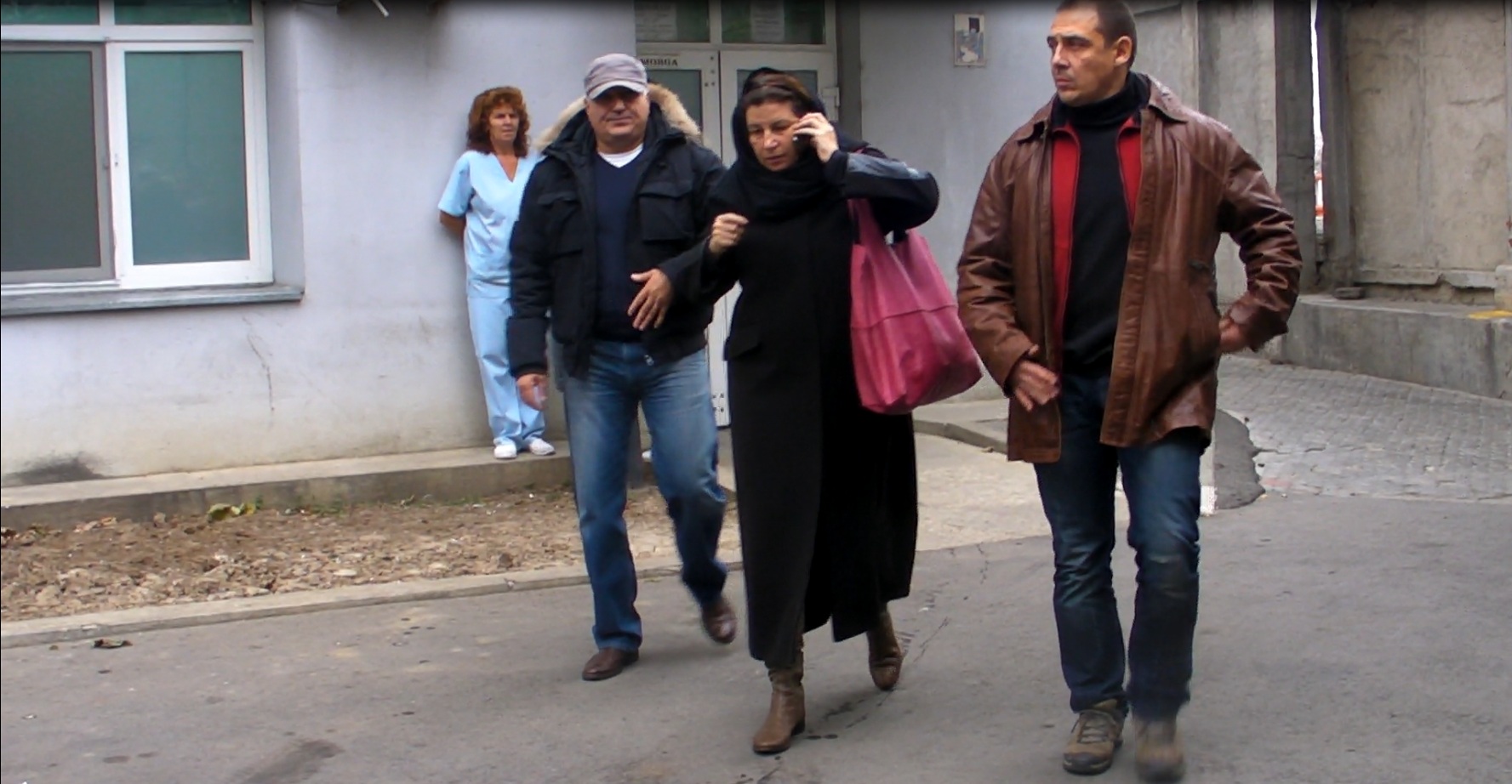 11,30 - Iese grabita de la morga, vorbind la telefon cu preotul care se ocupa de serviciul religios