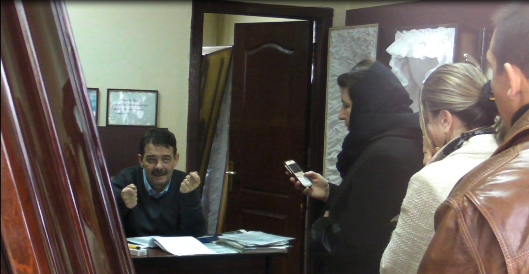 12,00 - Merge la o firma de pompe funebre si alege sicriul si crucea pentru Serban Ionescu