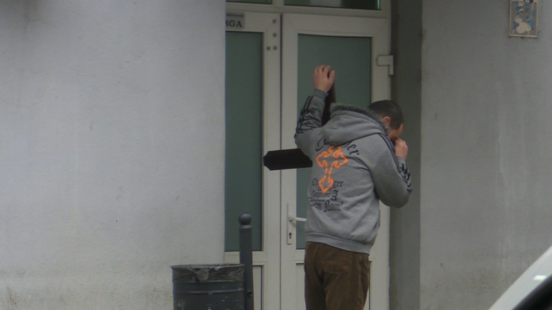 14,00 - Angajatul de la Pompe Funebre isi sprijina capul pe crucea lui Serban Ionescu, inainte de a o baga in biserica. In tot acest timp, Magda se afla fie in biserica, fie acasa, alaturi de fiul ei Carol, care refuza sa iasa din camera de durere