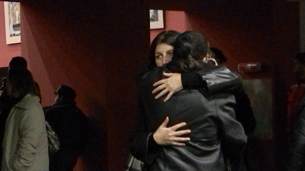 Singurele momente in care Magda a dat drumul sentimentelor a fost in bratele prietenilor, cand se simtea in singuranta