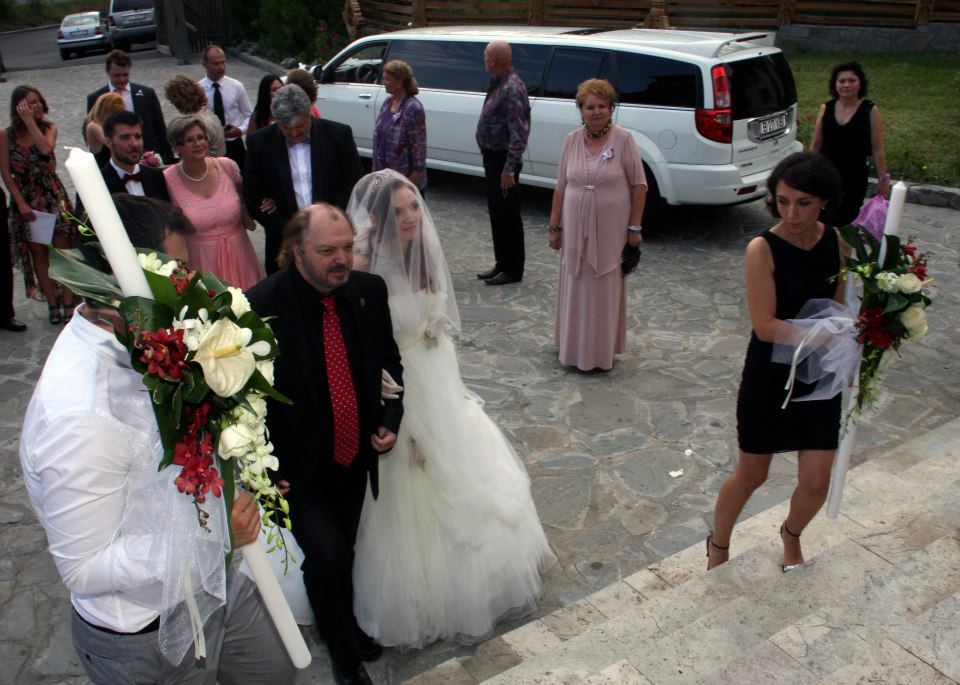 In septembrie, la nunta, Alessia a fost condusa la altar de tatal ei, Victor Socaciu