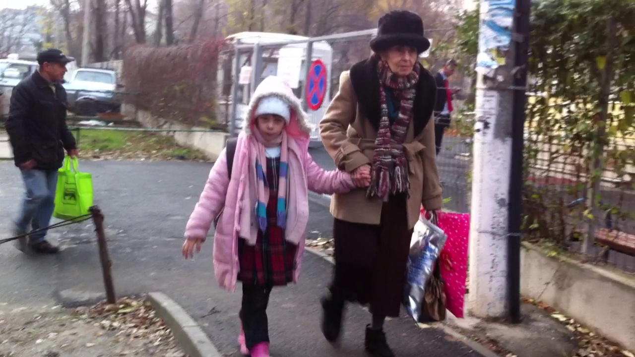 Adriana Iliescu, plecand de la scoala cu fiica ei