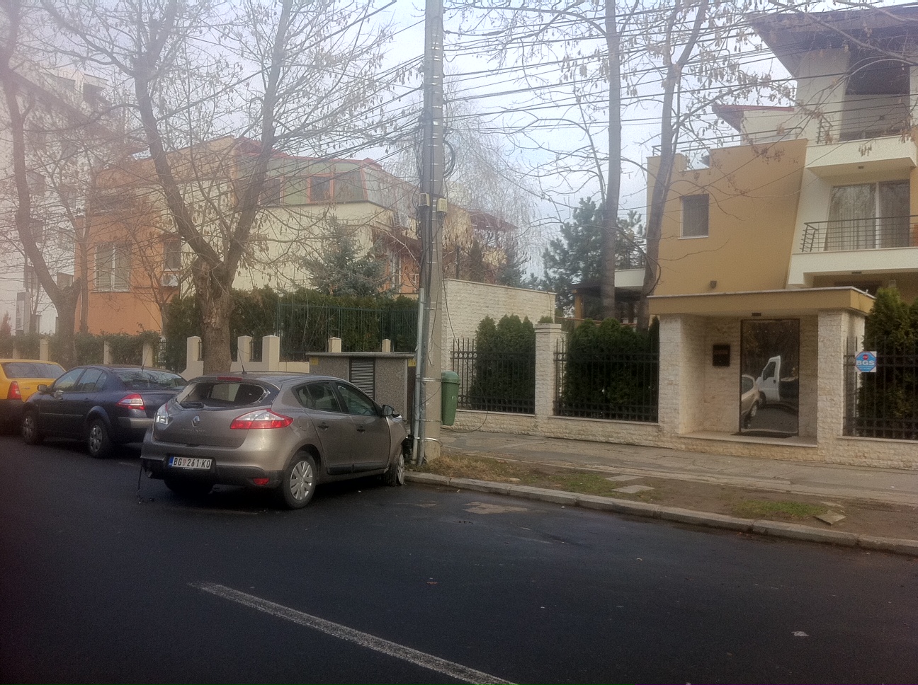 Un autoturism parcat in fata casei lui Dan Petrescu a fost tamponat puternic in aceasta dimineata