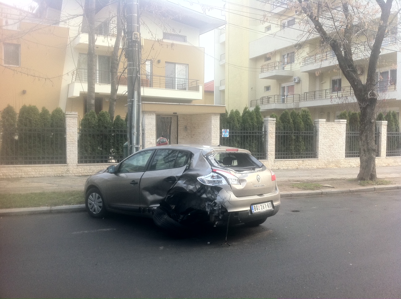 Un autoturism parcat in fata casei lui Dan Petrescu a fost tamponat puternic in aceasta dimineata