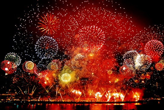 Redacţia CANCAN.RO vă urează să aveţi un An Nou de poveste! Voi ce credeţi, va fi 2013 norocos sau nu?