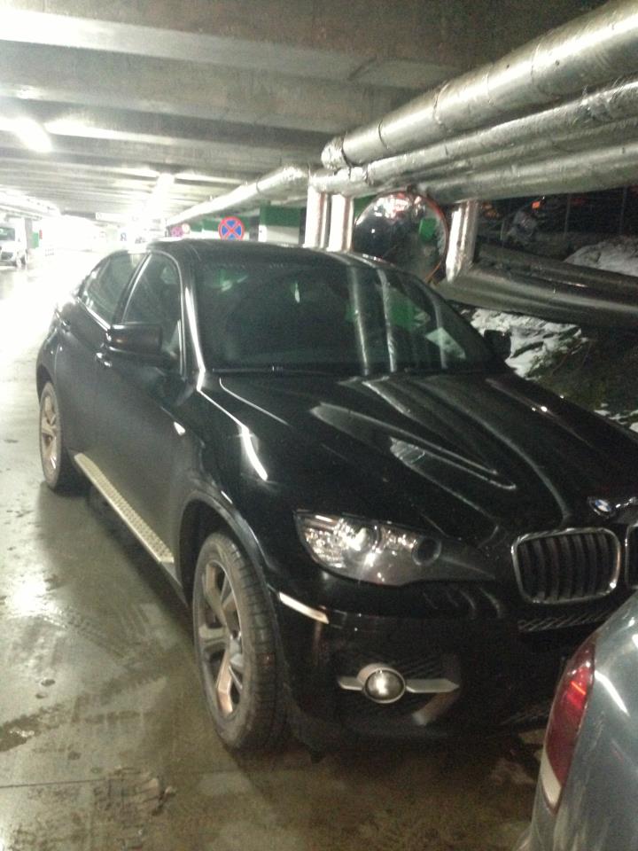 Bruneta a primit cadou de la Mos Craciun o masina de peste 50.000 de euro