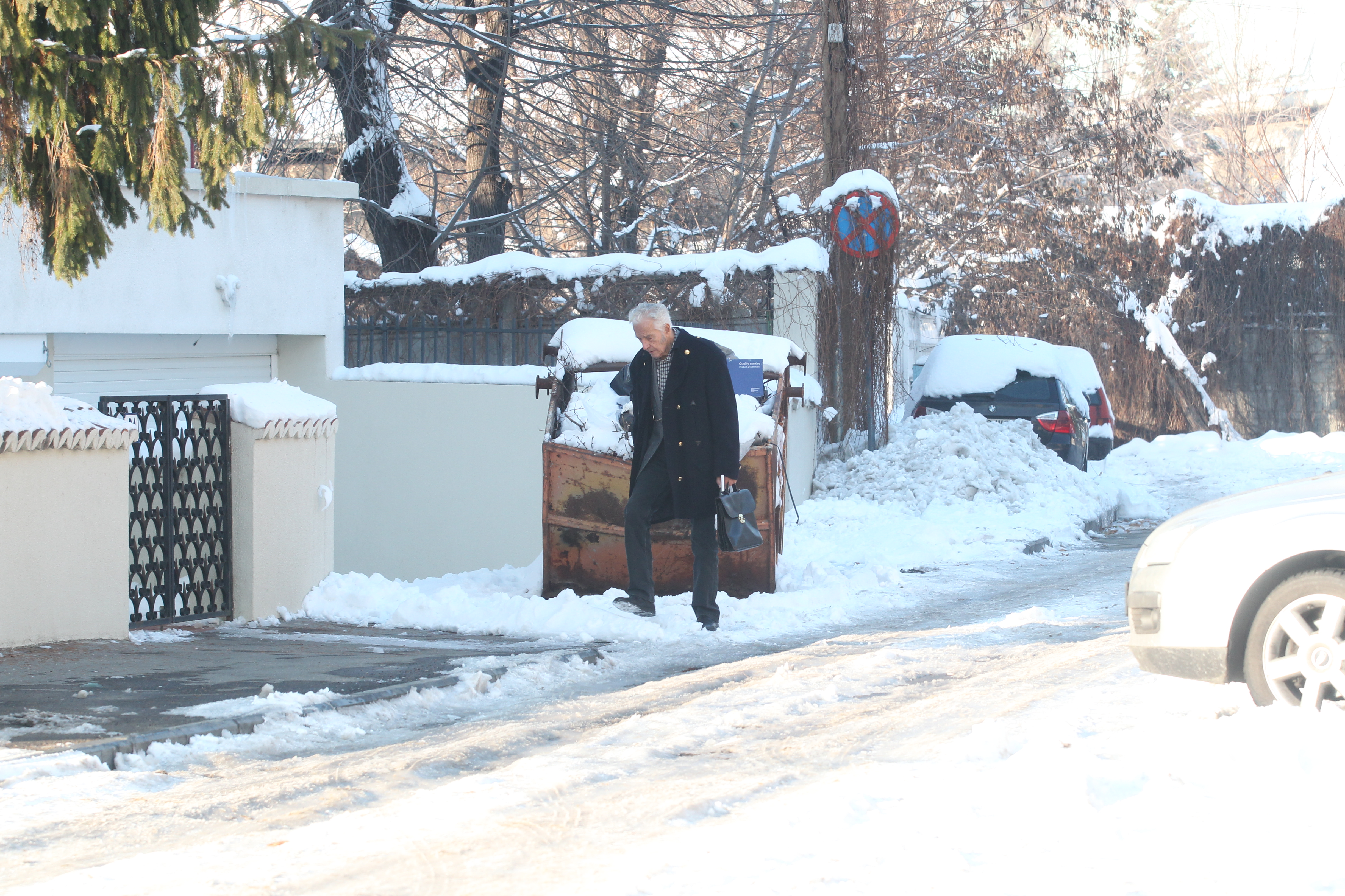 Ultimele imagini cu Sergiu Nicolaescu în viaţă: conducea şi îl cinstea pe băiatul de la benzinărie!