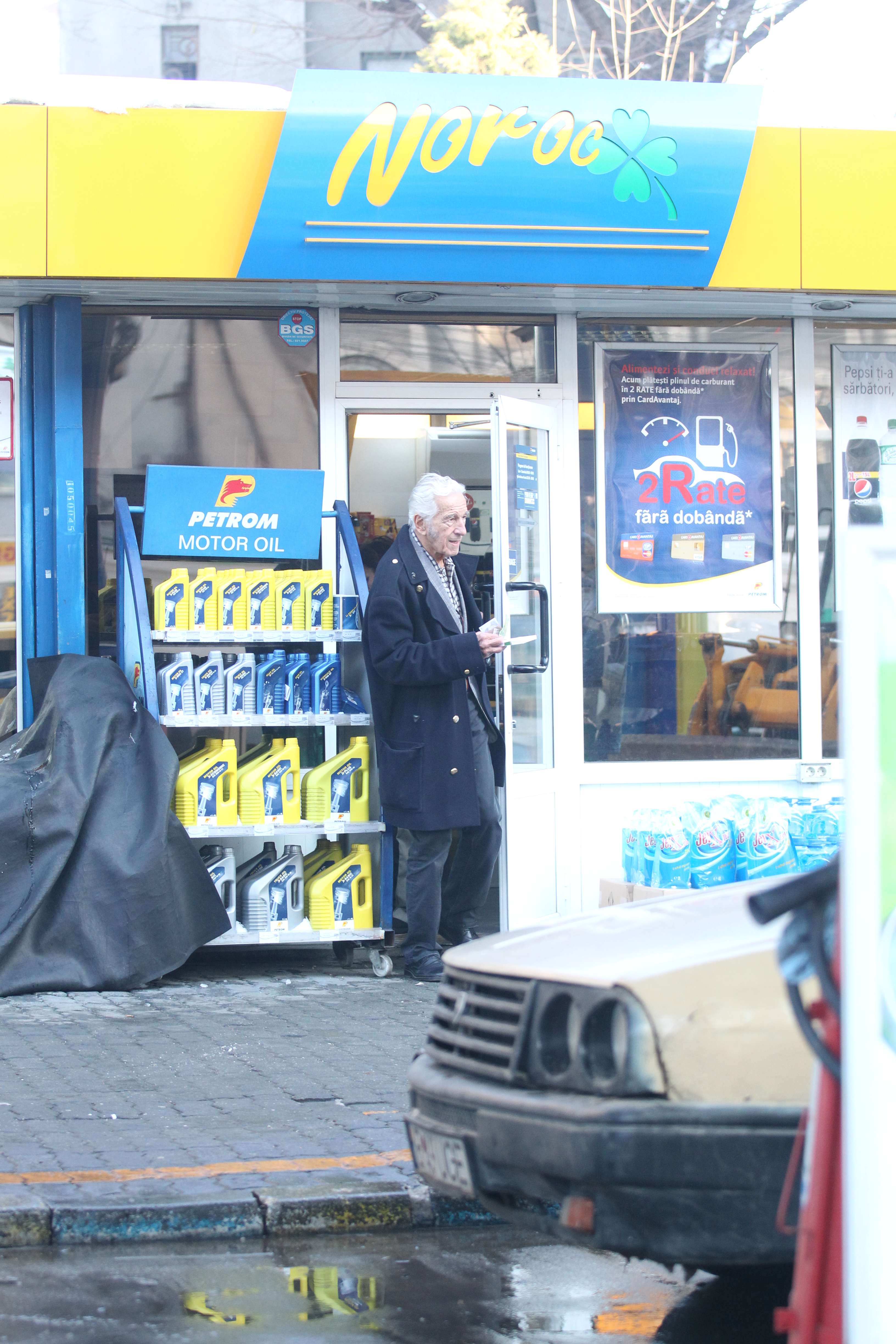 Ultimele imagini cu Sergiu Nicolaescu în viaţă: conducea şi cinstea pe băiatul de la benzinărie!