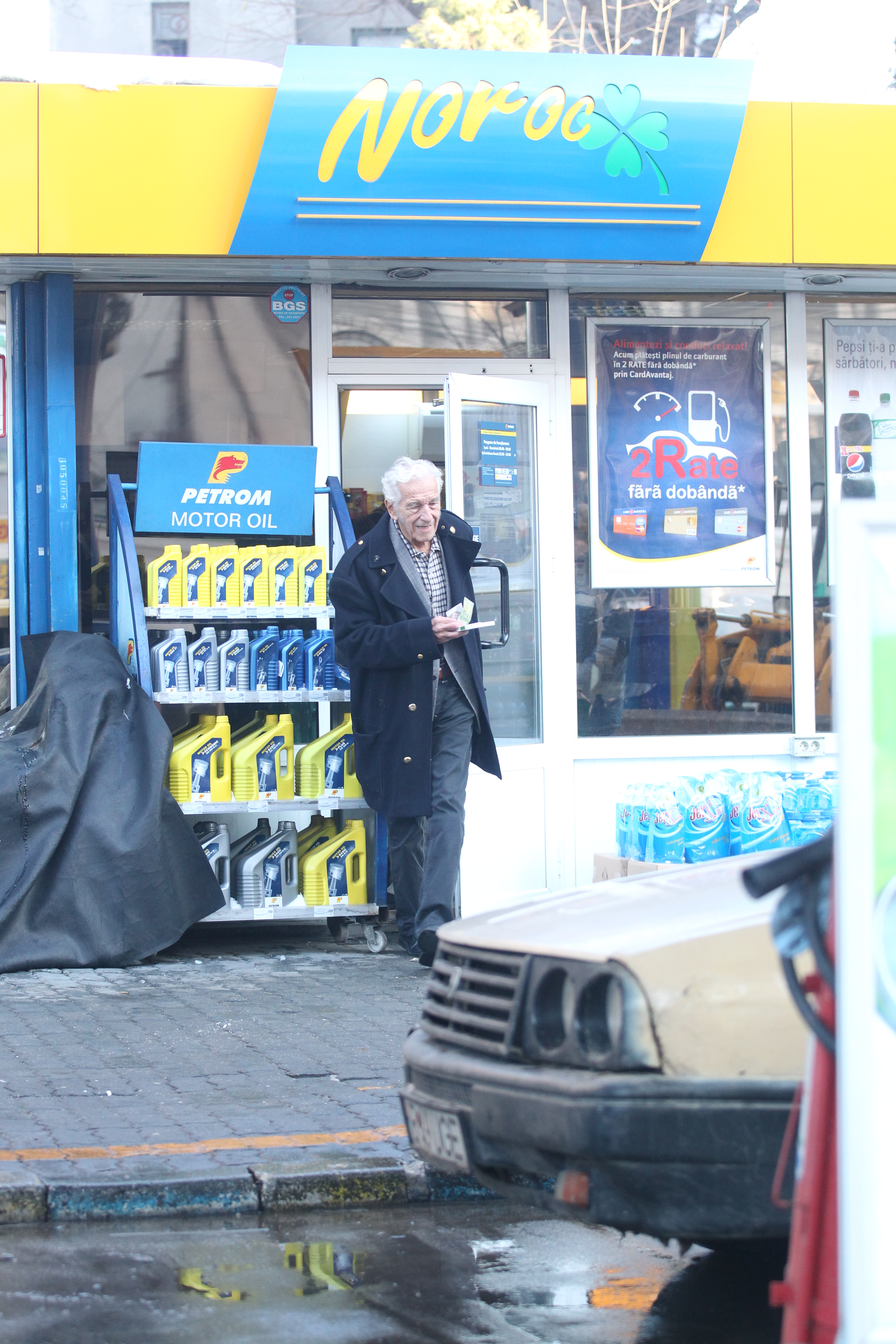 Ultimele imagini cu Sergiu Nicolaescu în viaţă: conducea şi cinstea pe băiatul de la benzinărie!