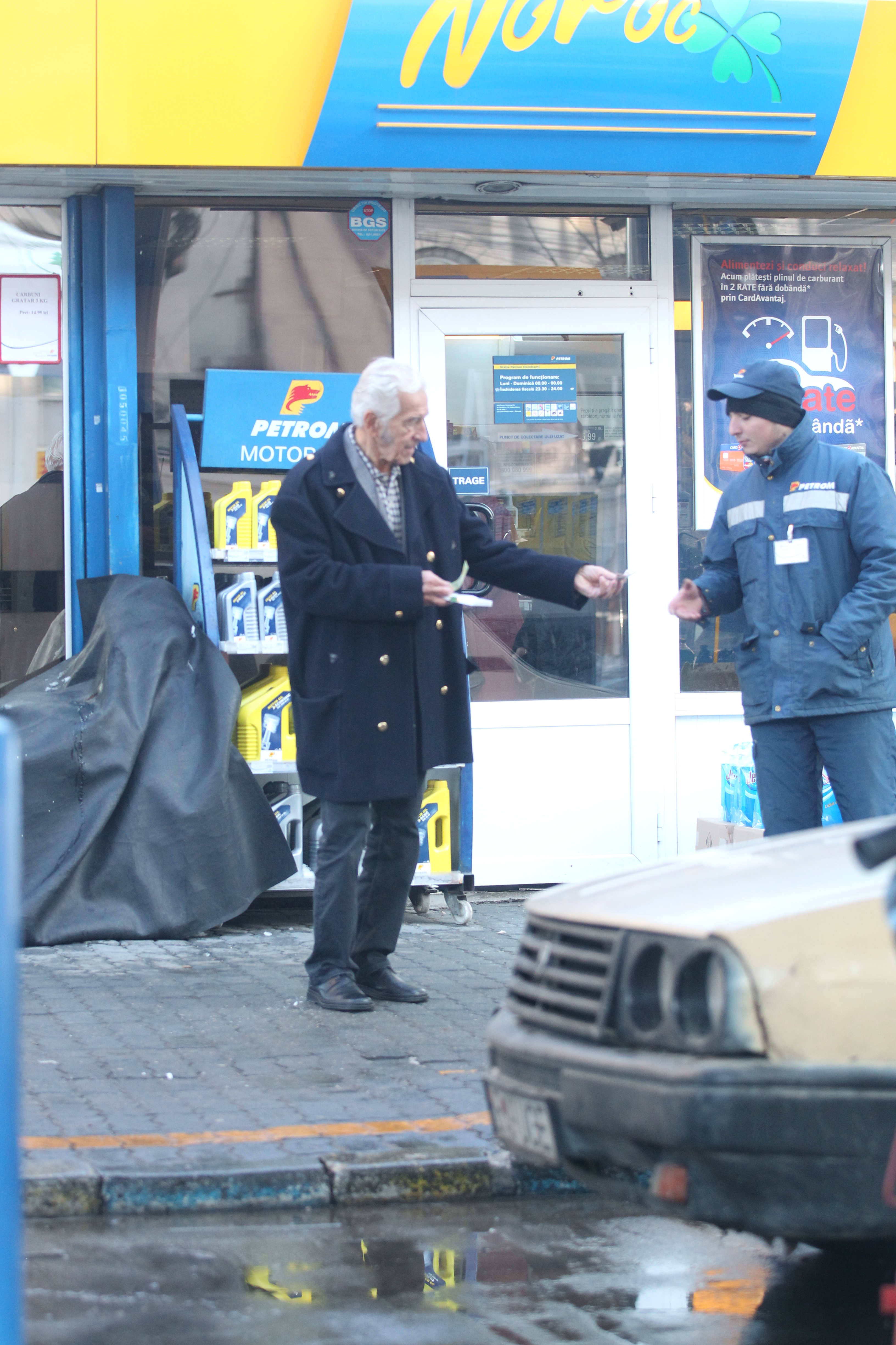 Ultimele imagini cu Sergiu Nicolaescu în viaţă: conducea şi îl cinstea pe băiatul de la benzinărie!