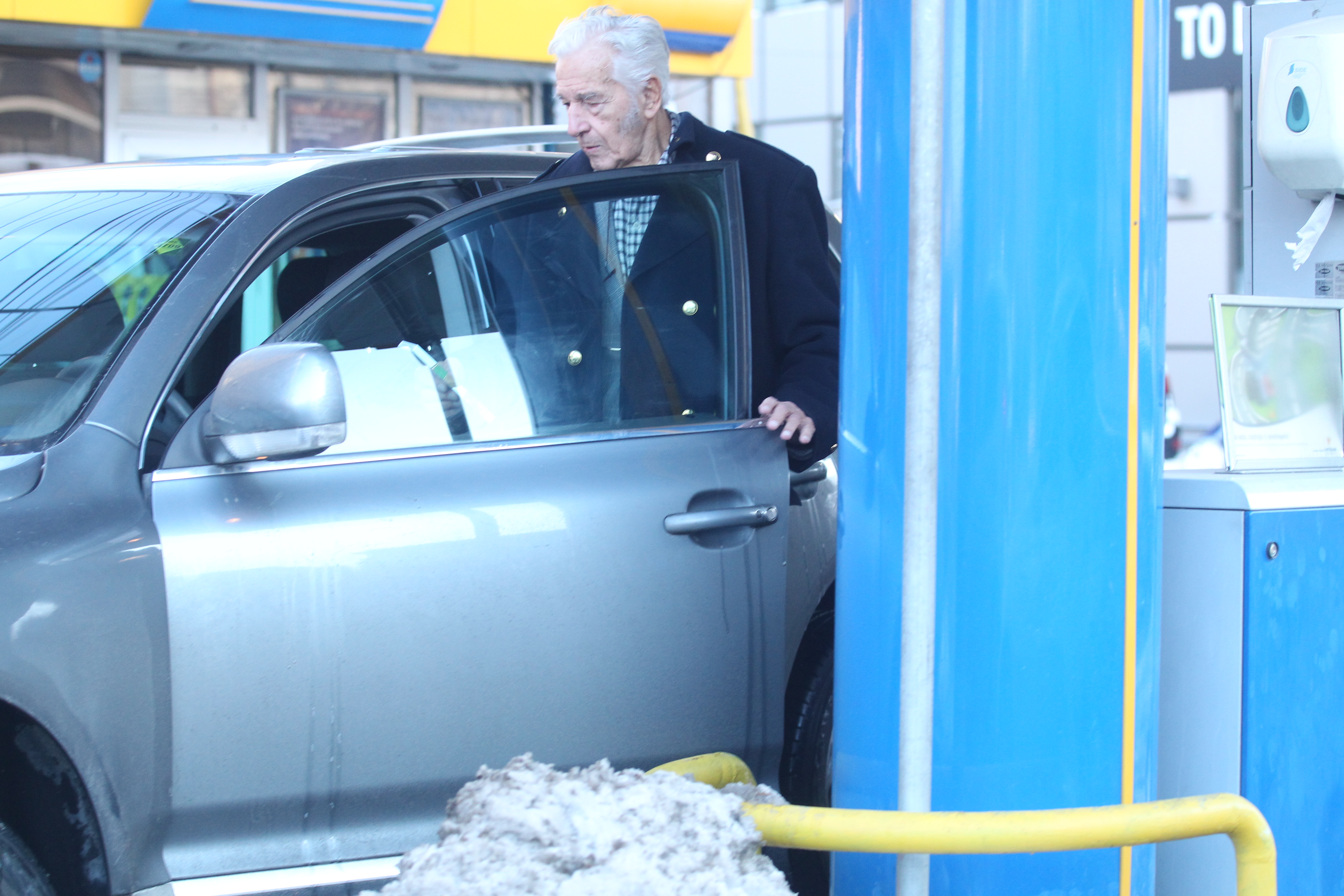Ultimele imagini cu Sergiu Nicolaescu în viaţă: conducea şi îl cinstea pe băiatul de la benzinărie!