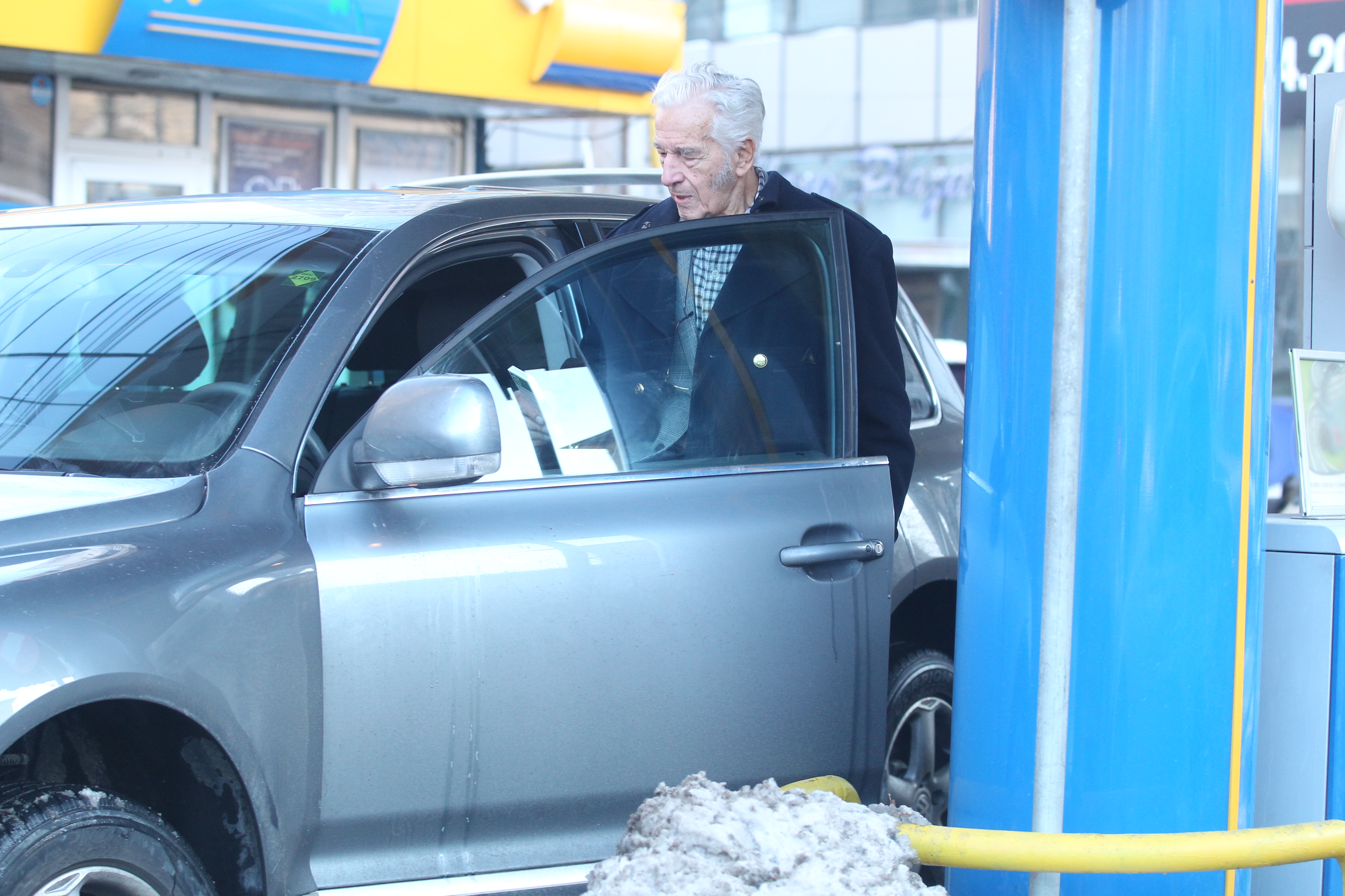 Ultimele imagini cu Sergiu Nicolaescu în viaţă: conducea şi îl cinstea pe băiatul de la benzinărie!