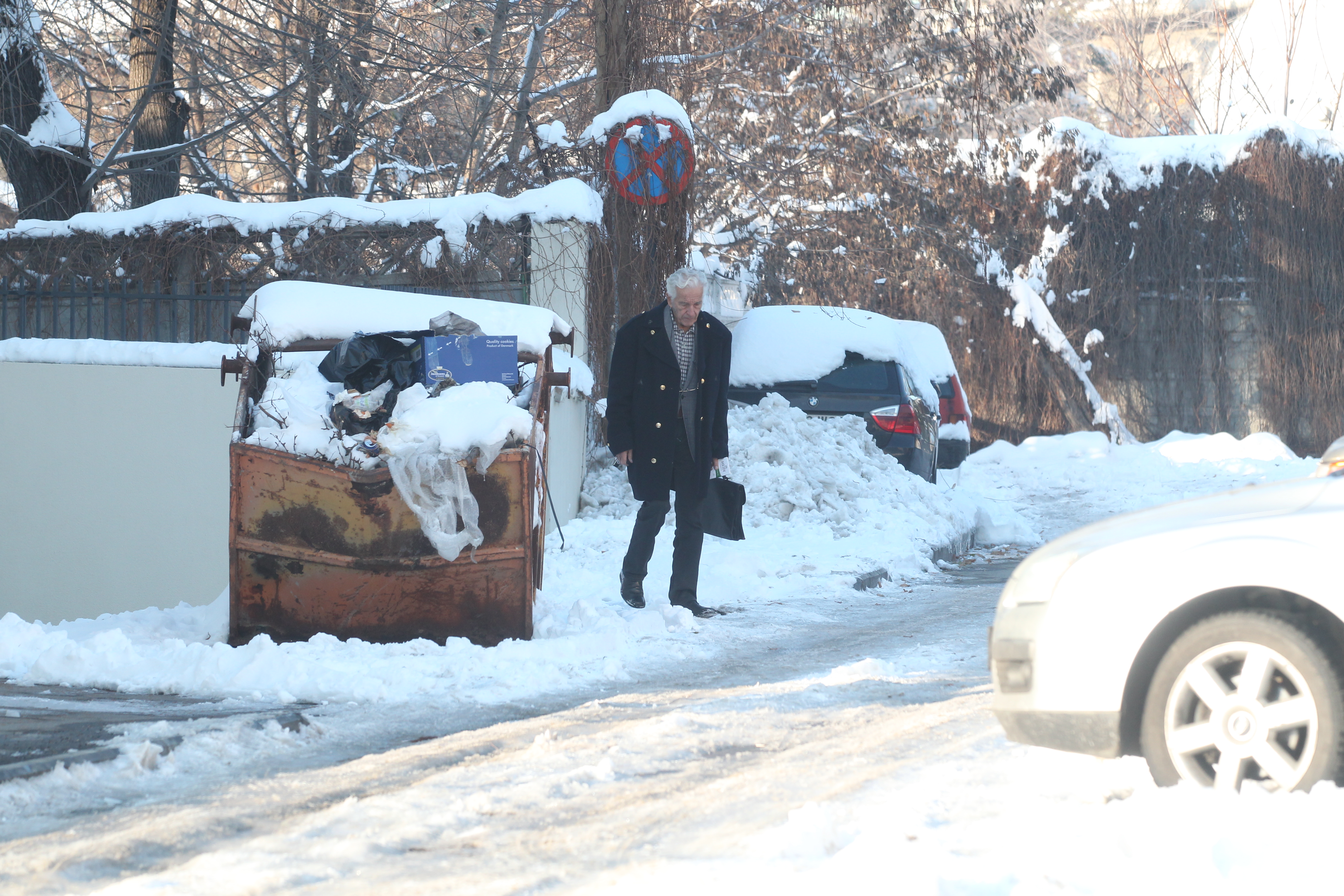 Ultimele imagini cu Sergiu Nicolaescu în viaţă: conducea şi îl cinstea pe băiatul de la benzinărie!