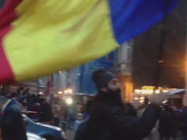 Apariţie cel puţin ciudată la priveghiul lui Segiu Nicolaescu! Celebrul protestatar nebun de la Universitate şi-a făcut apariţia!