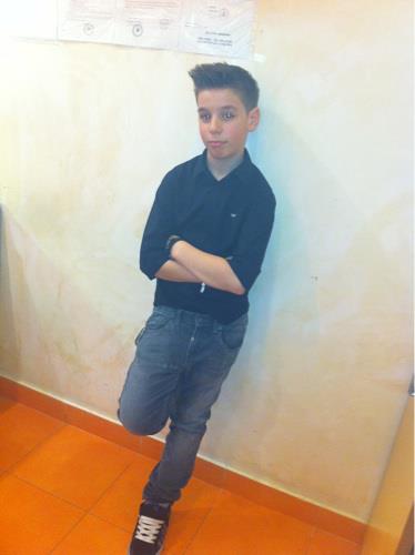 Şi-a luat lumea-n cap de mic! Fiul unui miliardar român şi-a bătut un coleg de clasă cu bâta! Cum comentaţi o astfel de atitudine