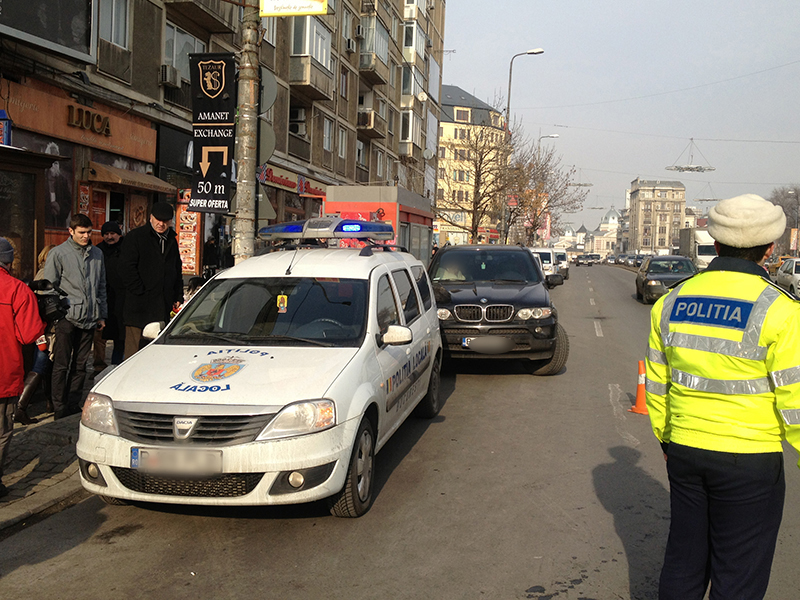 O femeie a lovit cu maşina un poliţist de la circulaţie! Bărbatul a vrut să-i dea amendă, iar ea, supărată, l-a lovit cu maşina!
