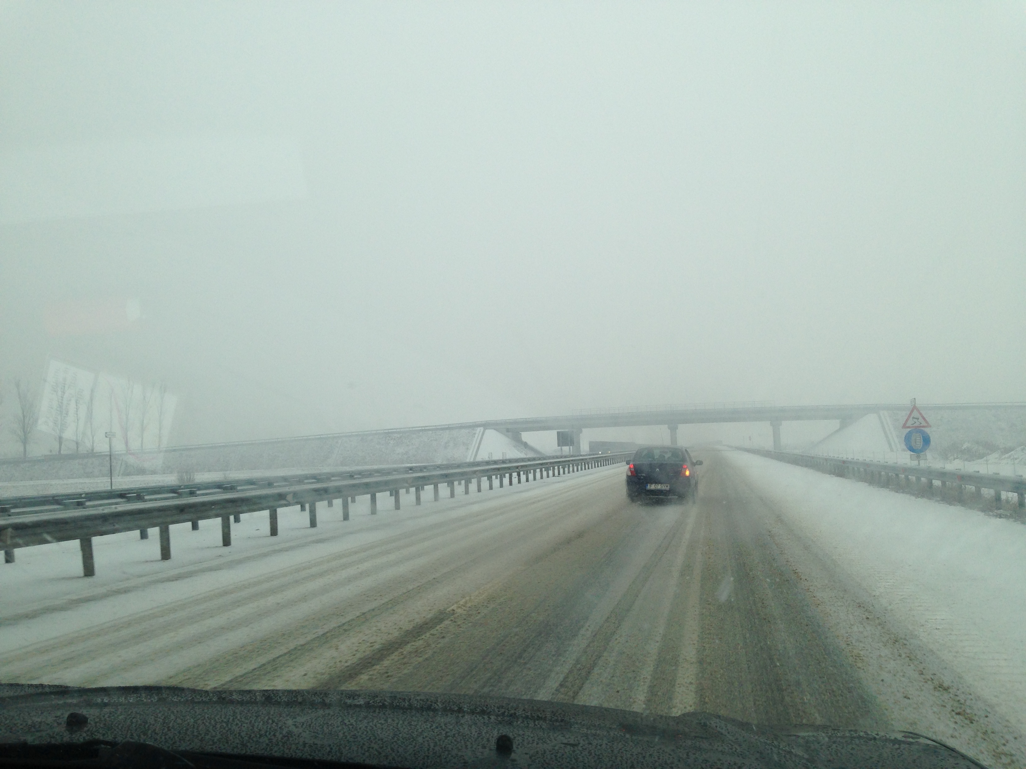 Iar ne-a prins iarna nepregătiţi! Vezi imagini incredibile situaţia traficului pe cea mai noua autostrada din Romania!