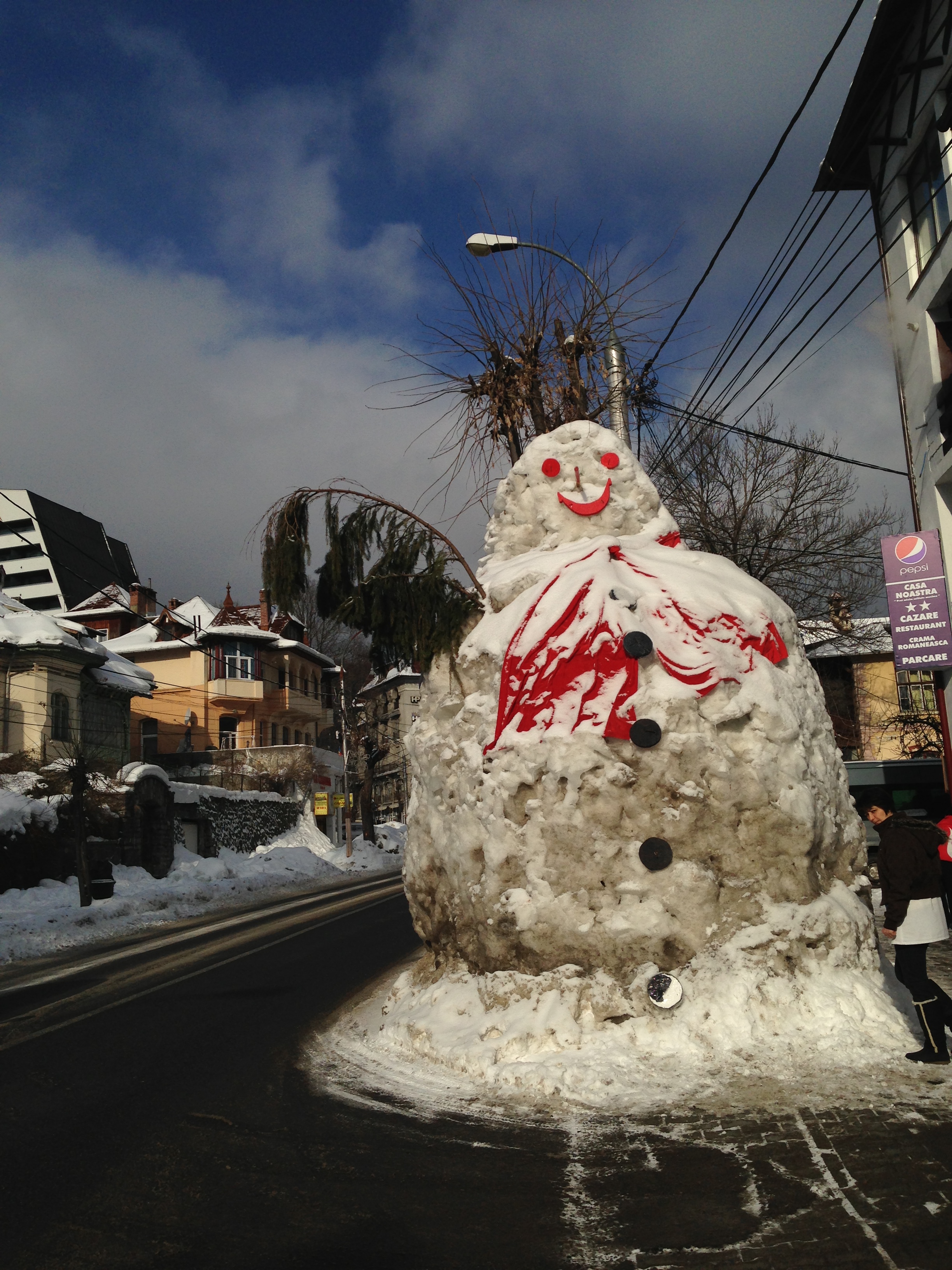 Ninsoarea înseamnă şi multă bucurie! La Sinaia, oamenii au făcut cel mai mare om de zăpadă din România!