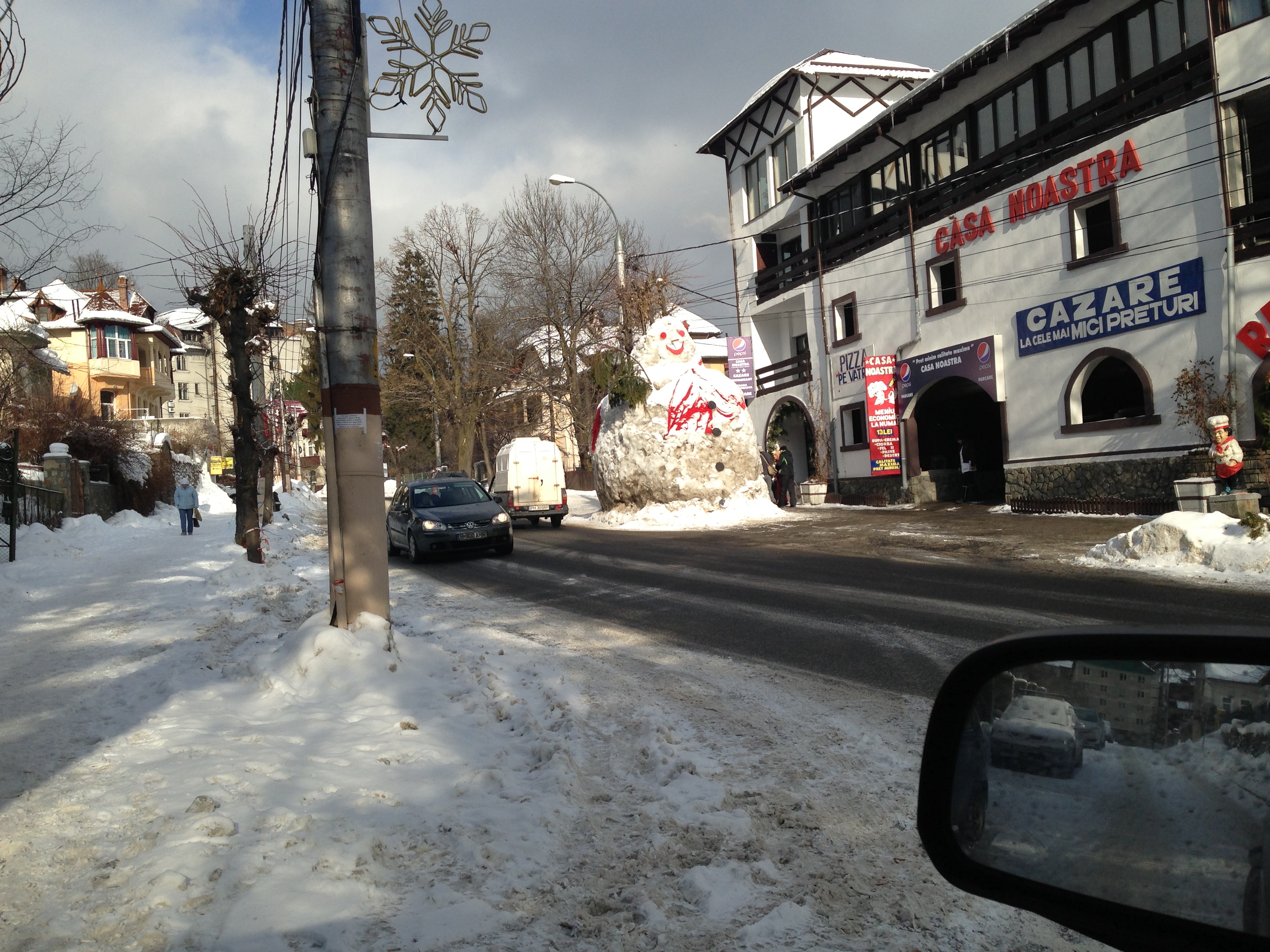 Ninsoarea înseamnă şi multă bucurie! La Sinaia, oamenii au făcut cel mai mare om de zăpadă din România!