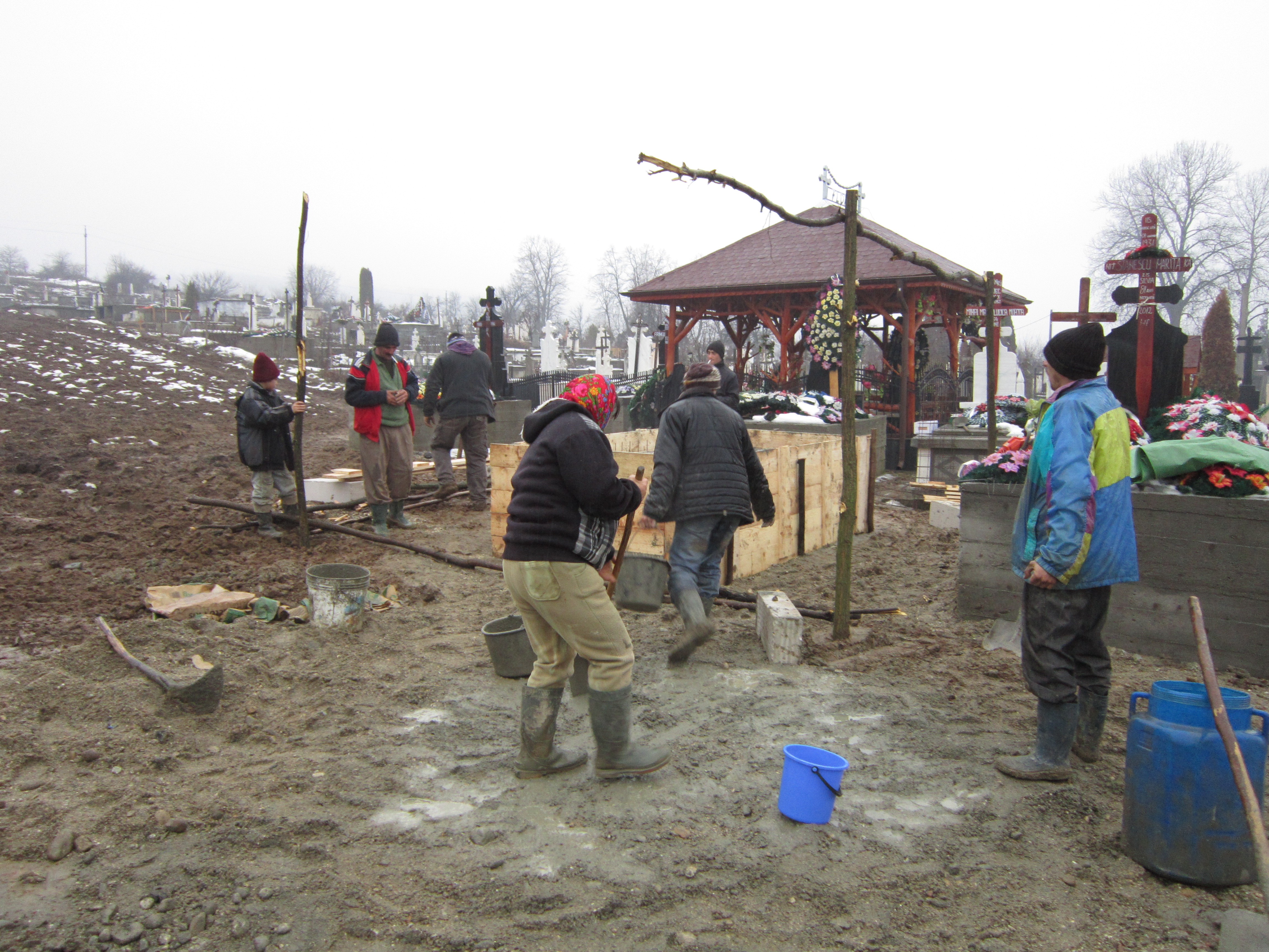 Langa cavou va fi amplasat si un cort, pentru a-i adaposti de ploaie pe cei care vor fi la inmormantare