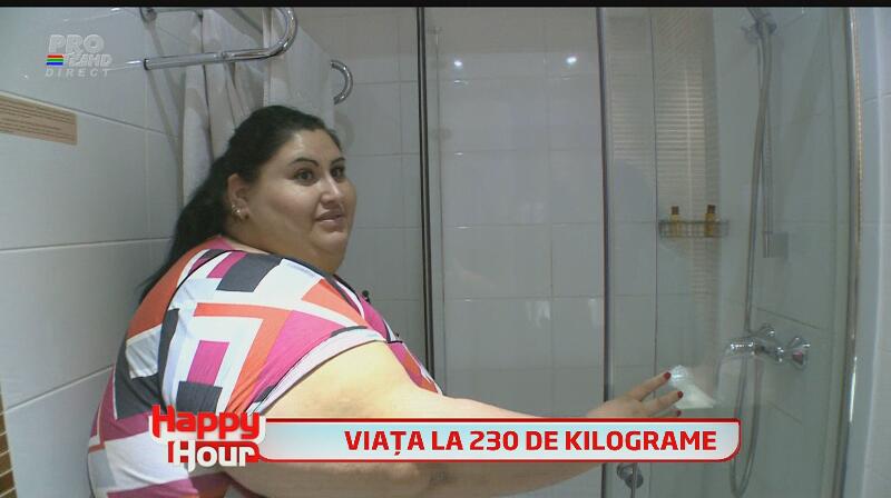 Cum arată o zi din viaţa tinerei de 230 kg! Nu se poate spăla şi încălţa singură: