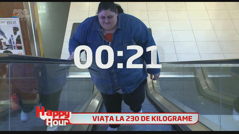 Cum arată o zi din viaţa tinerei de 230 kg! Nu se poate spăla şi încălţa singură: