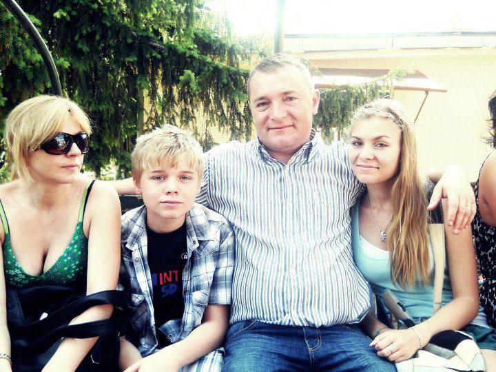 Adrian, inconjurat de familia sa frumoasa: ,ama Florentina, tatal Daniel si sora Anca. sursa: Facebook