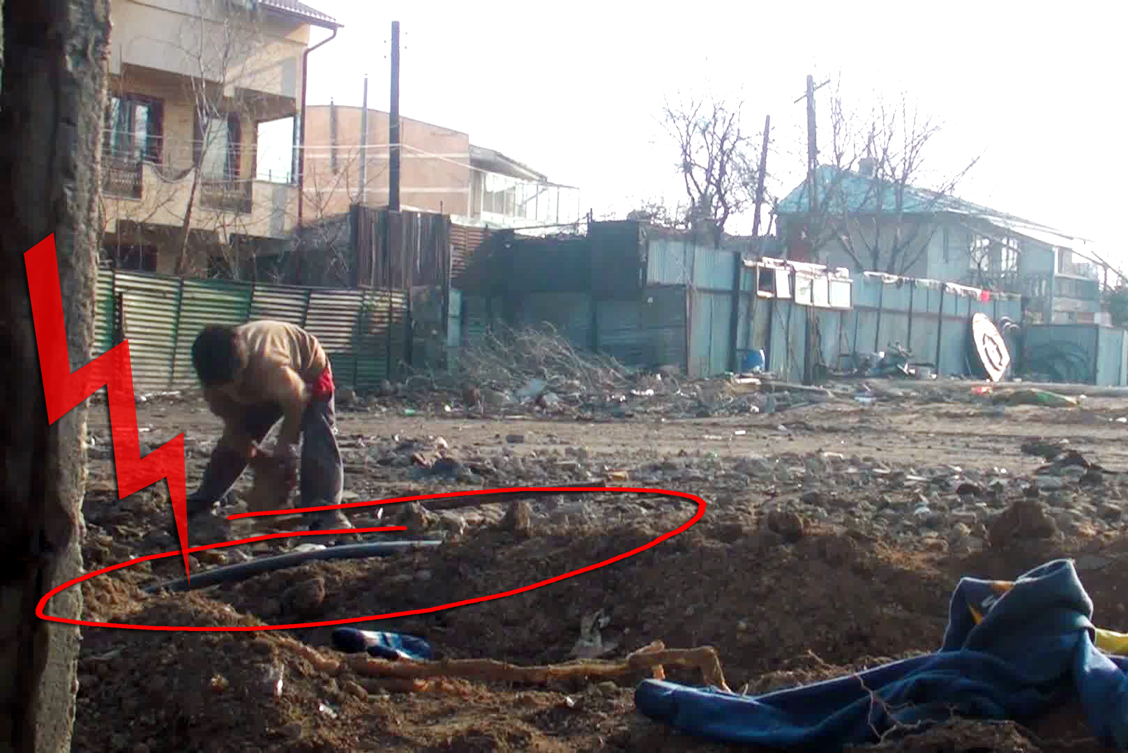 Copiii, pusi in pericol de parinti inconstienti care vor sa faca bani din fier vechi