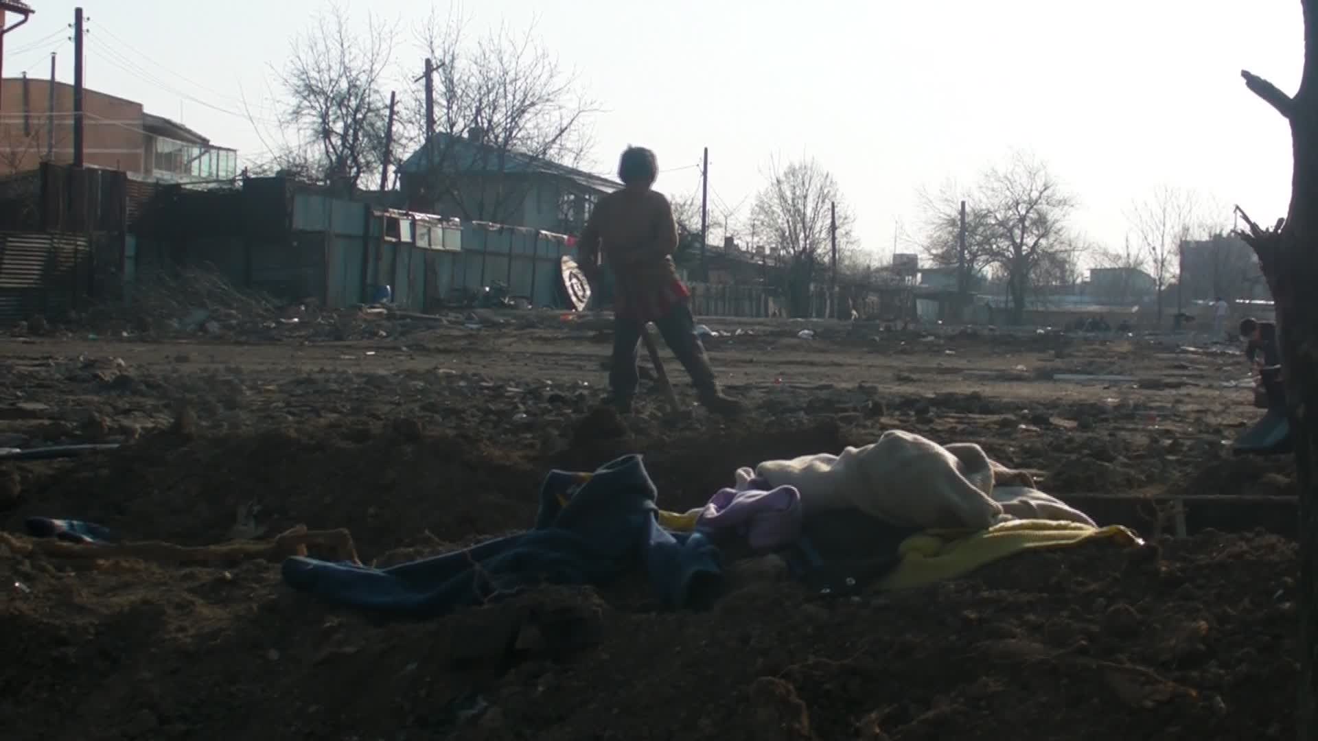 Copiii, pusi in pericol de parinti inconstienti care vor sa faca bani din fier vechi