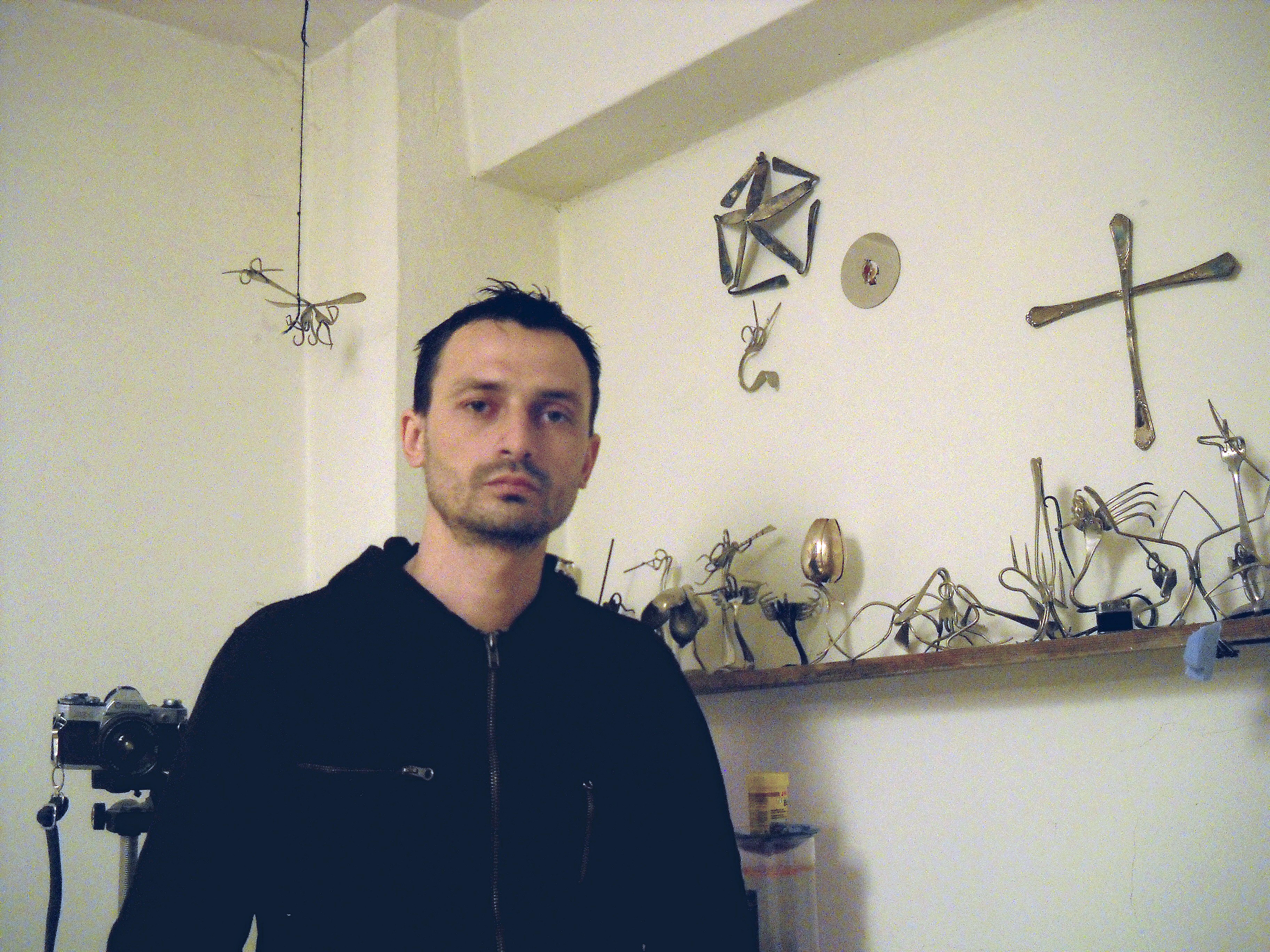 Horia a facut opere din arta din simple tacamuri