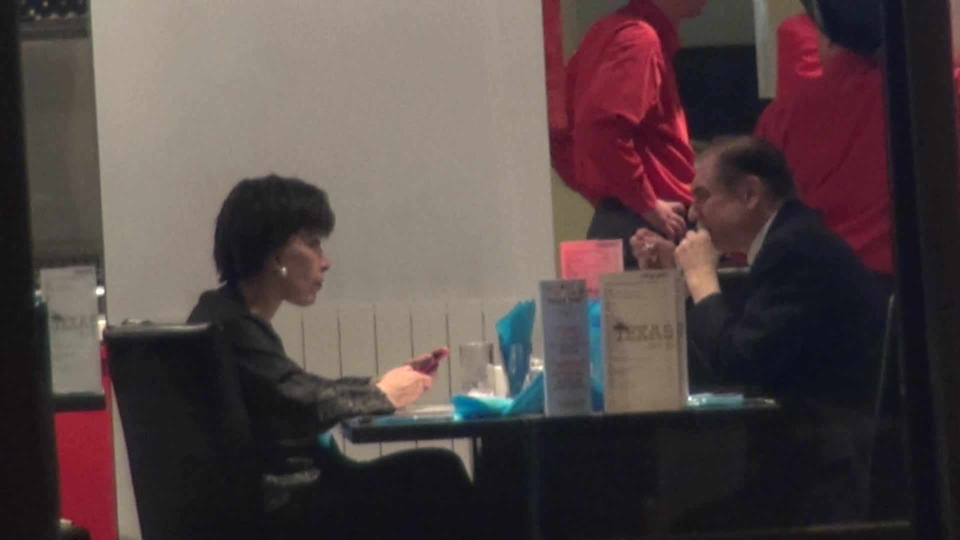 Se inarmeaza cu o scobitoare si se apuca de treaba