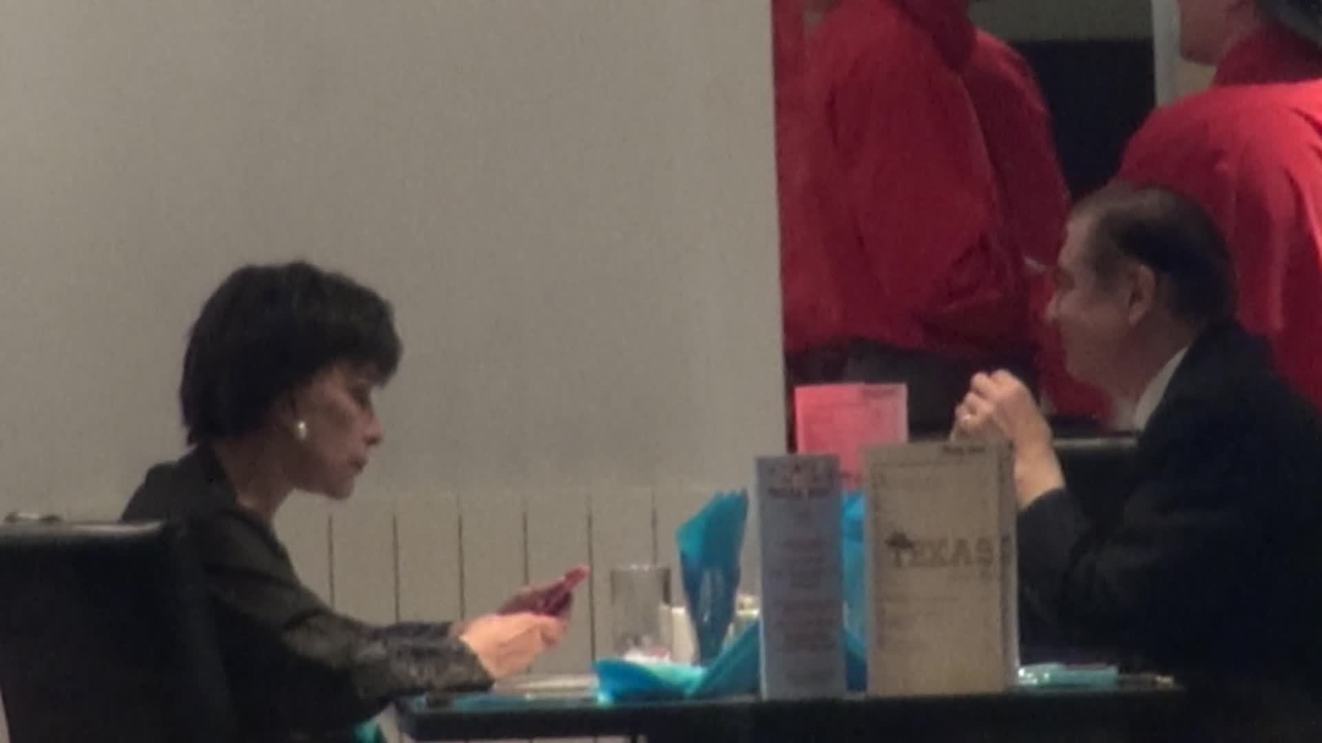 Dupa ce a terminat cu dintii, printul a trecut discret scobitoarea in cealalta mana si...