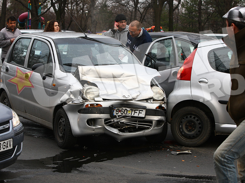 Accident în lanţ în Bucureşti! Patru maşini s-au tamponat în zona Piaţa Presei!
